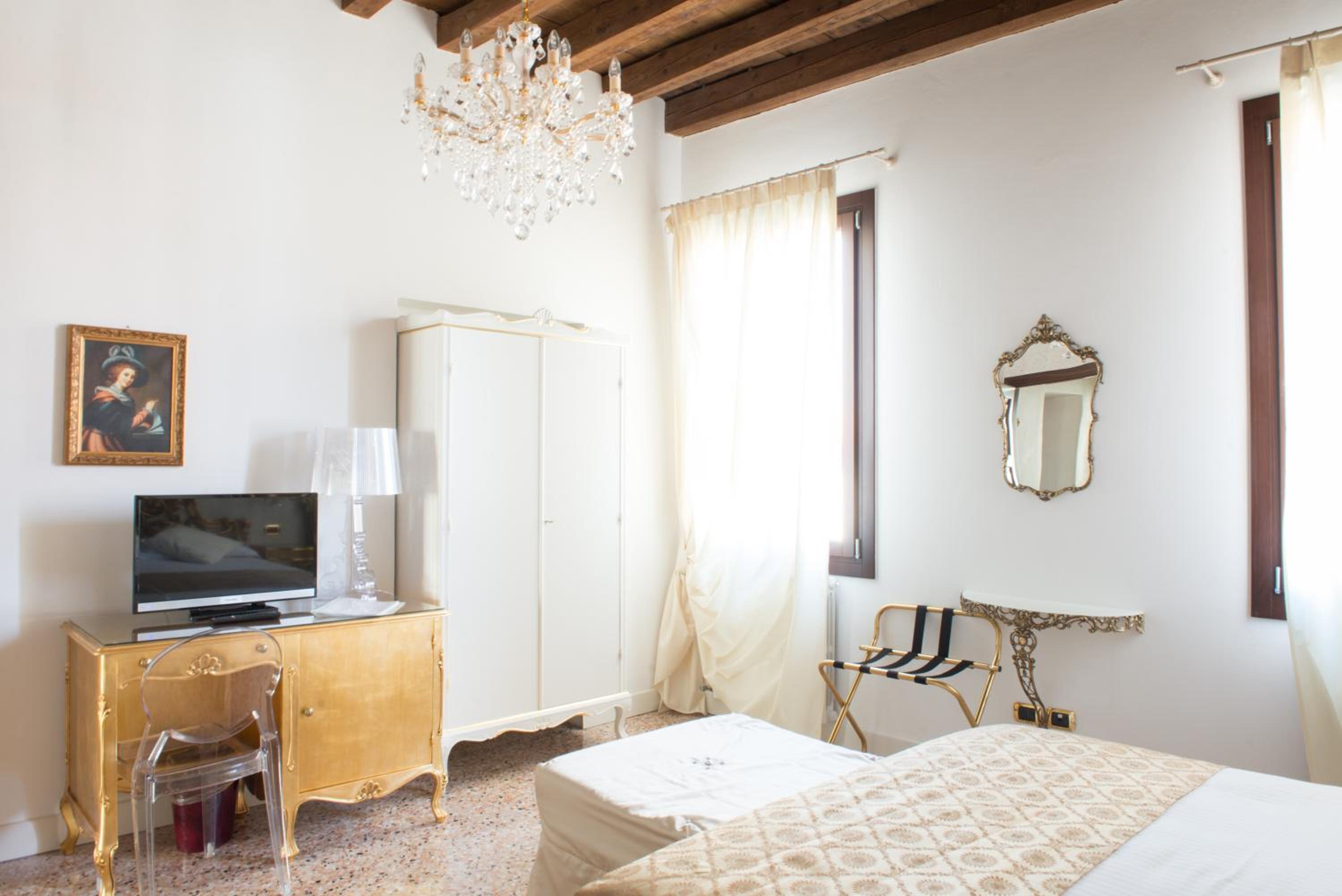 Junior Suite with Jacuzzi photo 2