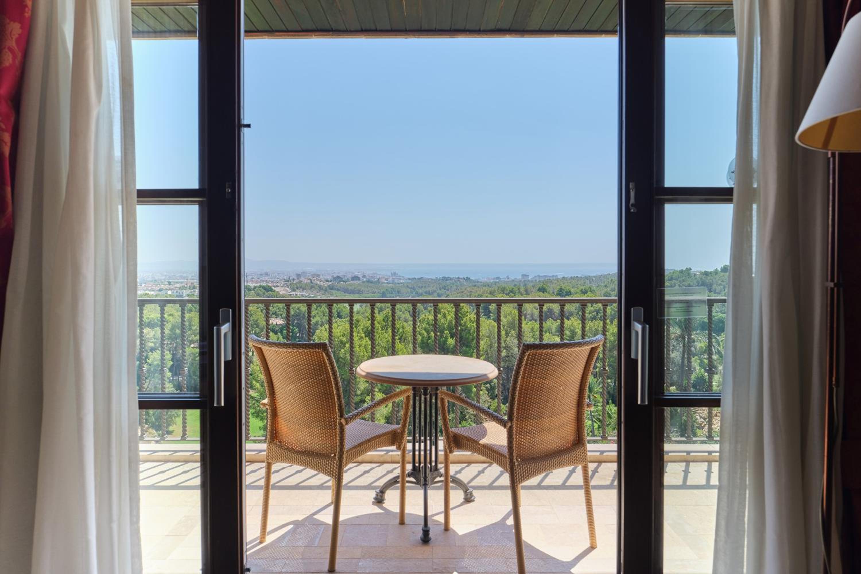 Grand Deluxe King Room with Balcony - Photo 10