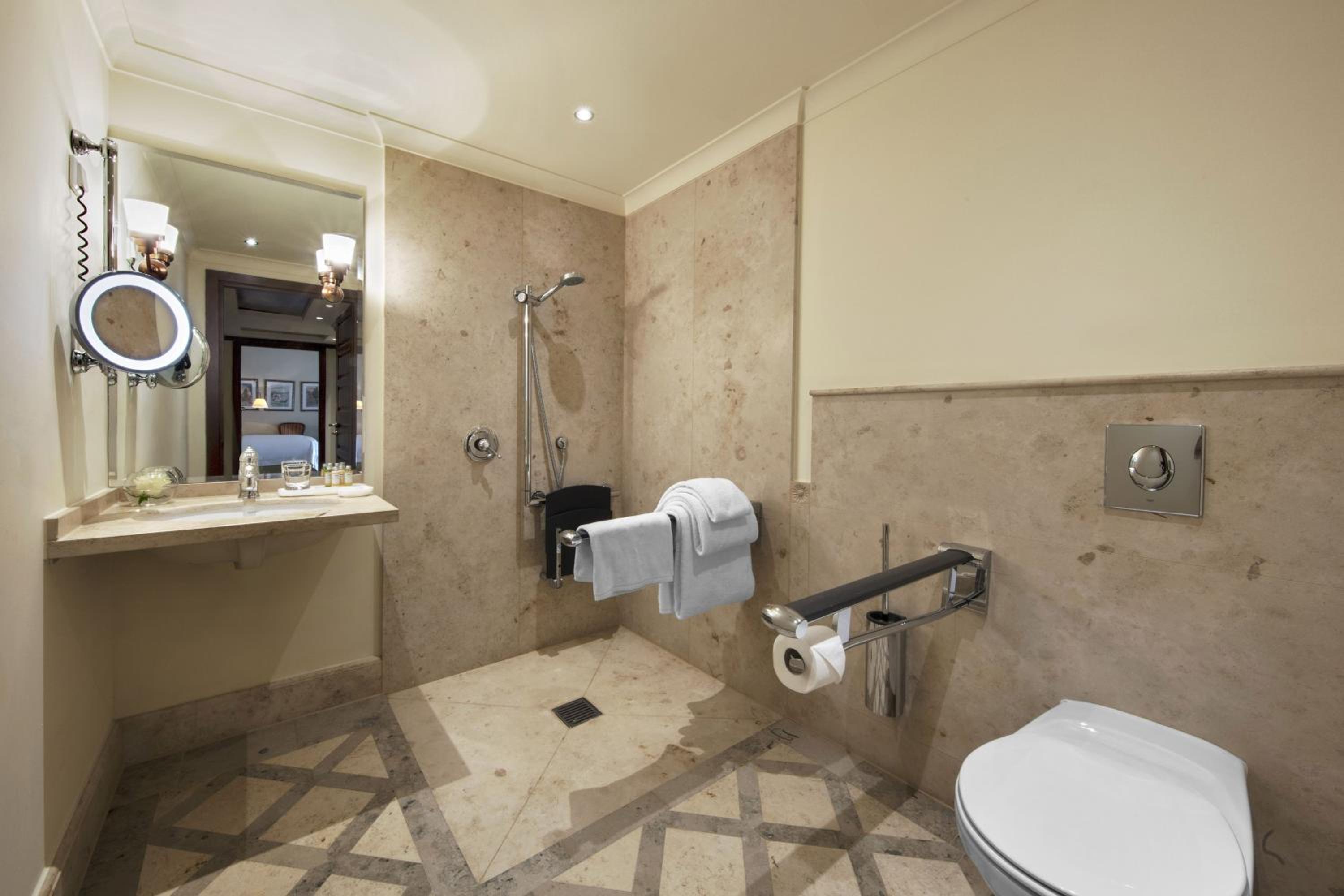 Classic Queen Room with Garden View thumbnail 6