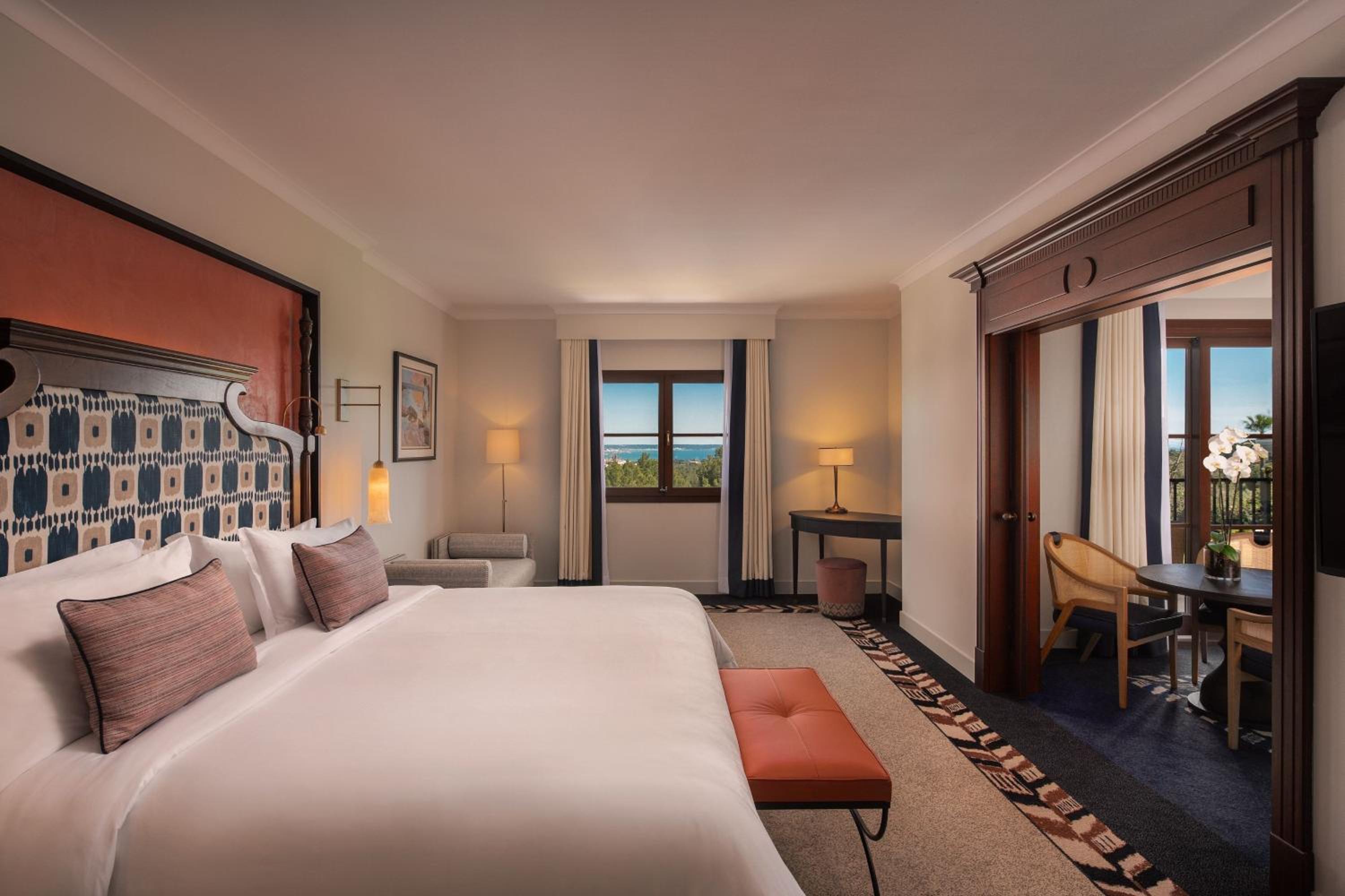 Deluxe King Suite with Balcony and Sea View