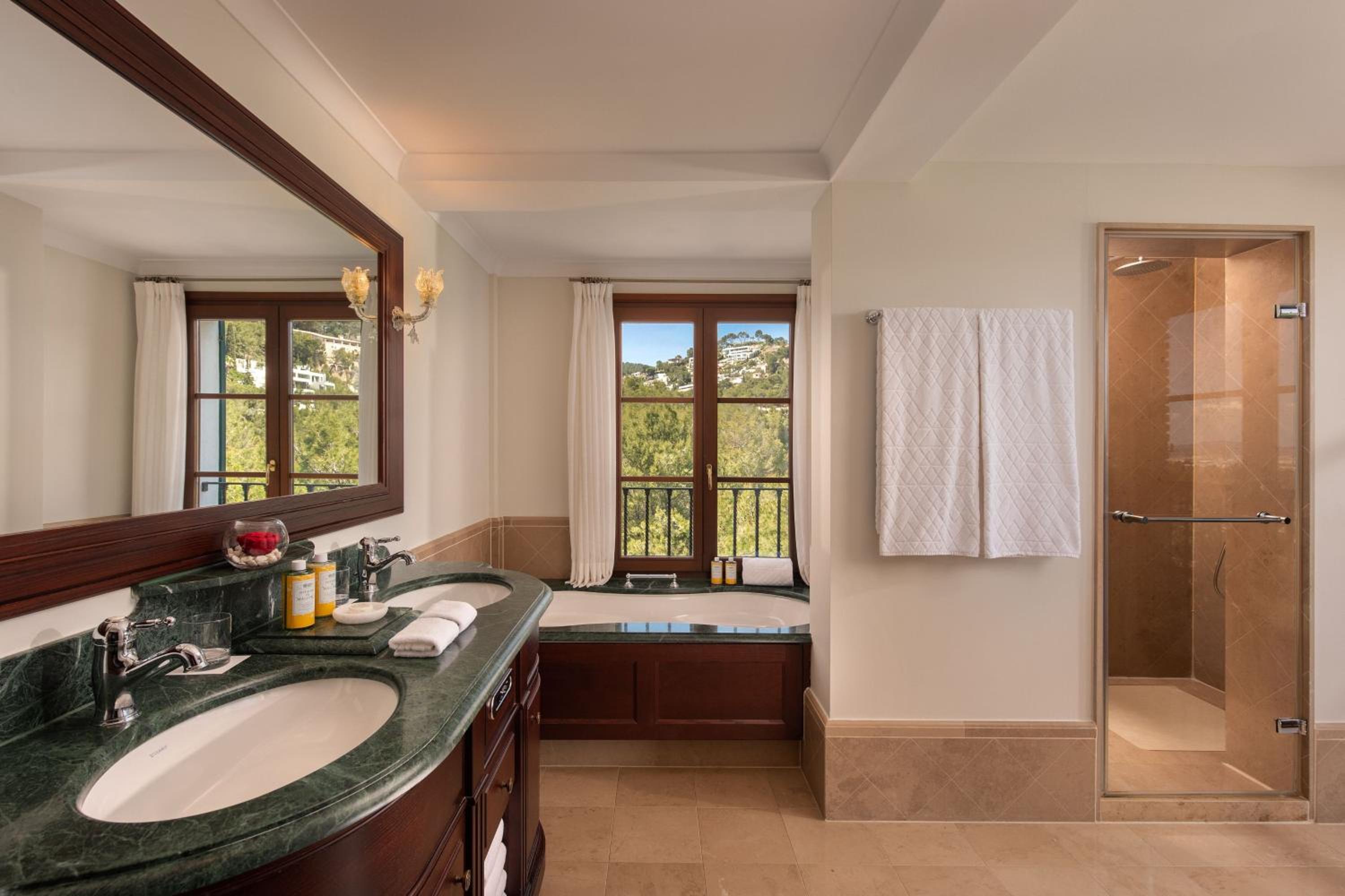 Deluxe King Suite with Balcony and Sea View