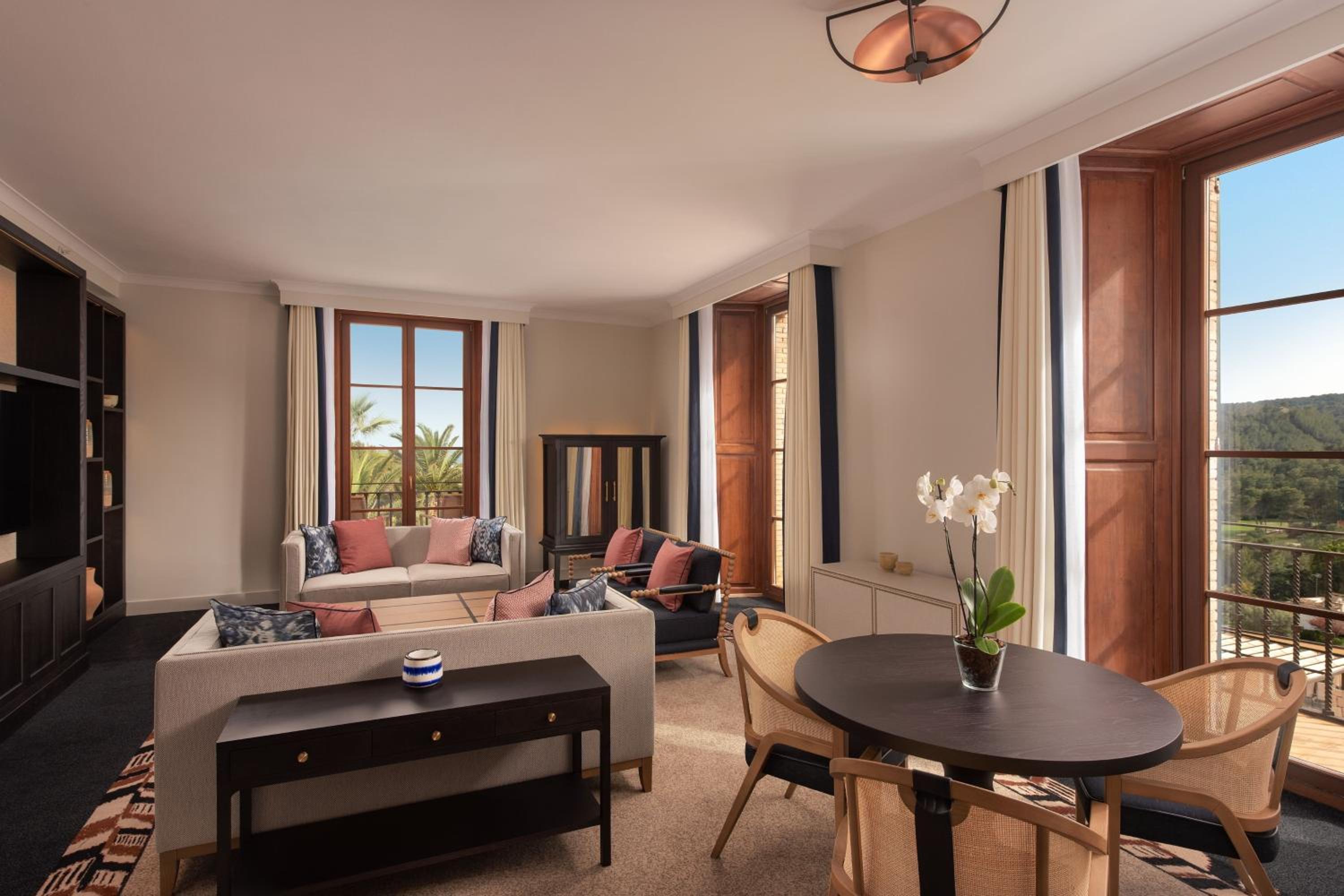 Classic Suite with Balcony and Resort View - Photo 11