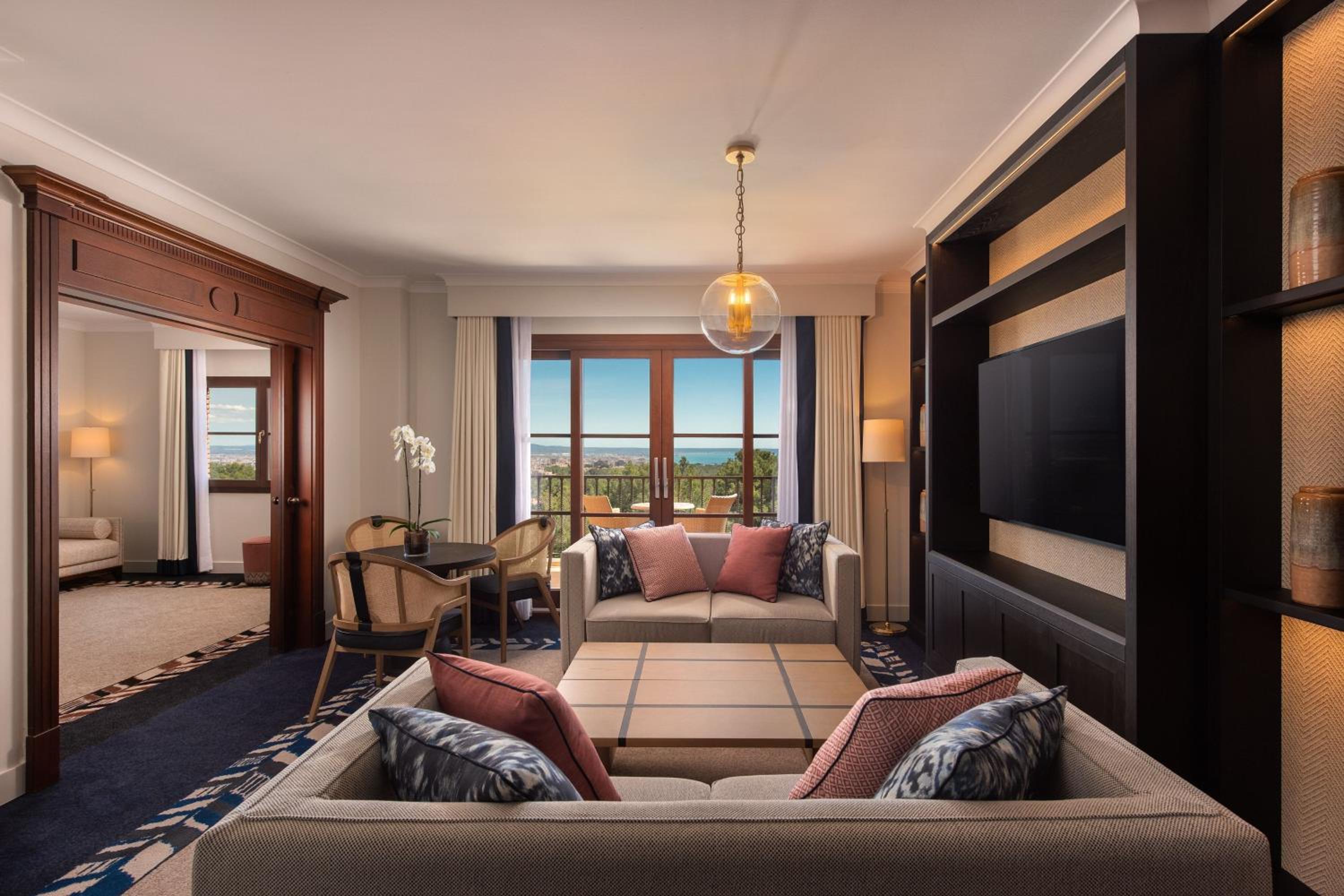 Deluxe King Suite with Balcony and Sea View thumbnail 5