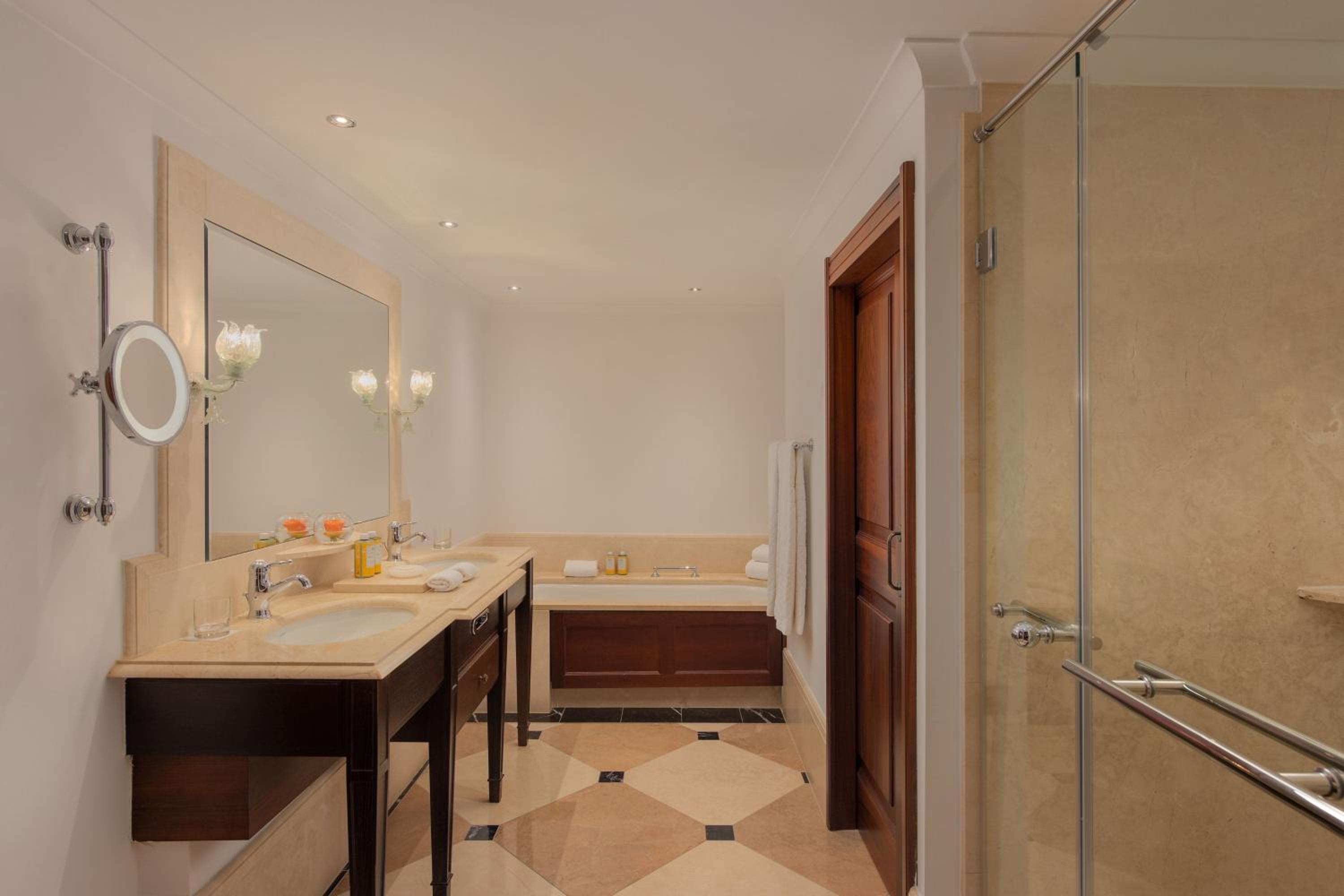 Classic Suite with Balcony and Resort View - Photo 16