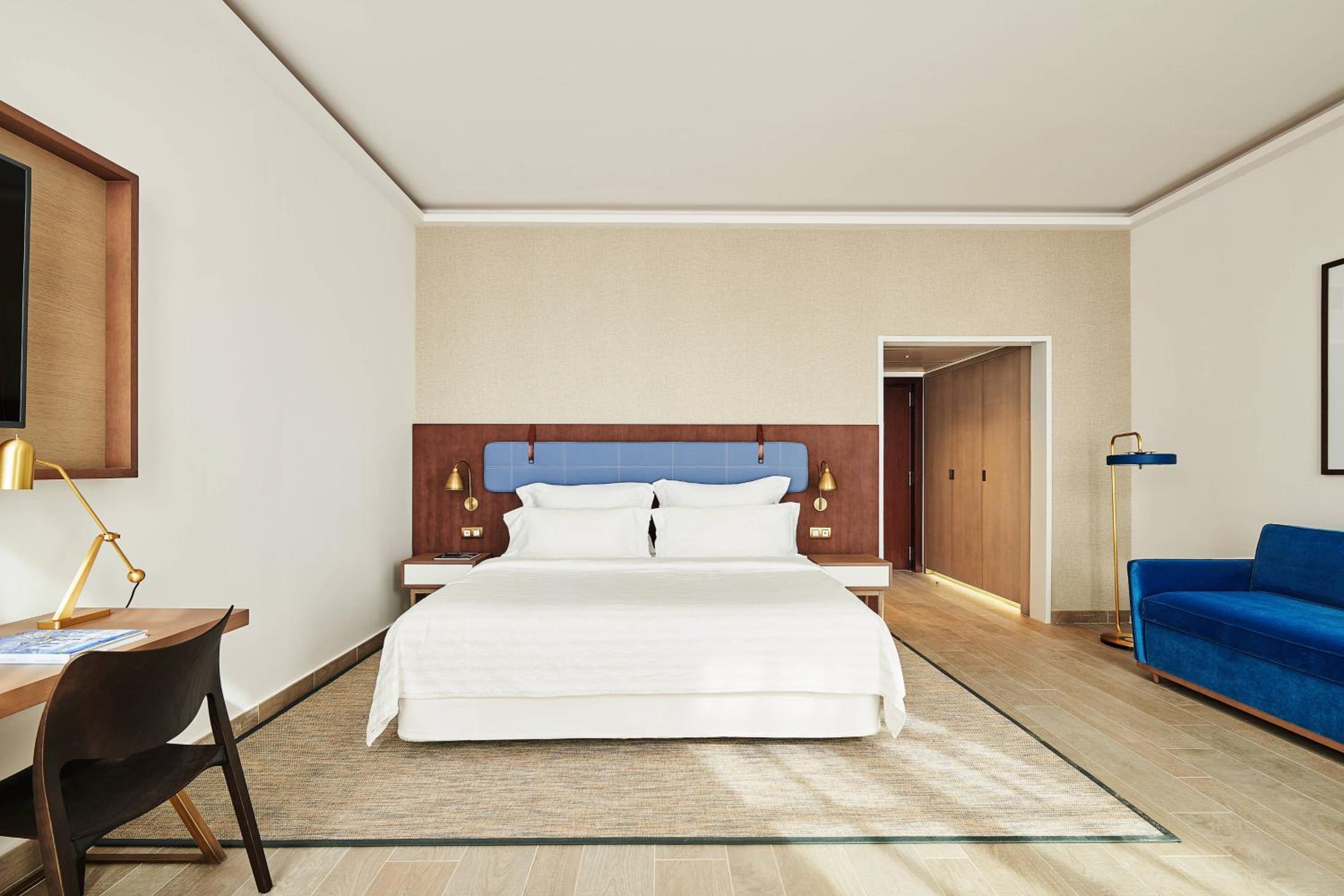 Superior Historic King Room with Partial Sea View thumbnail 6