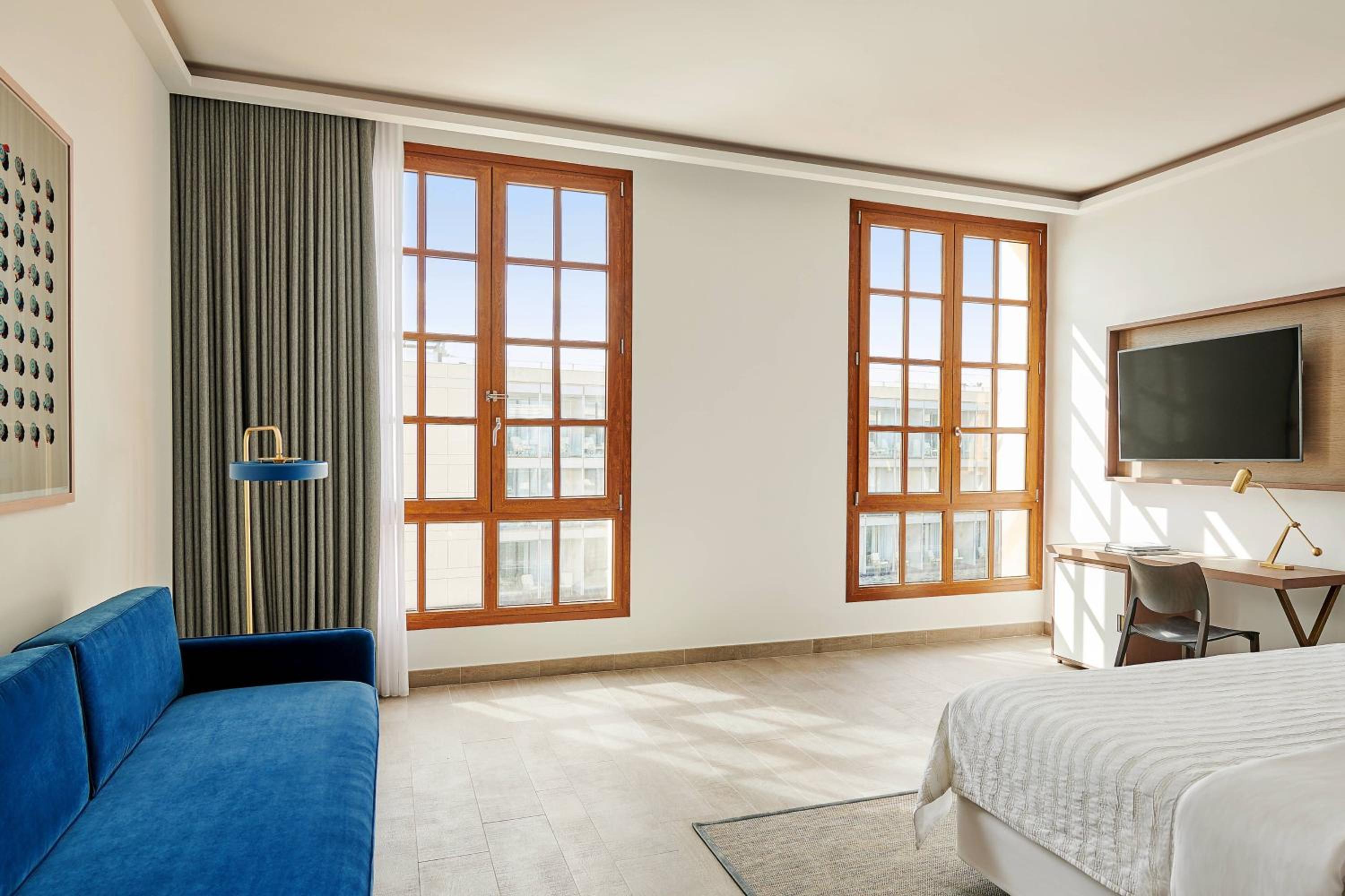 Superior Historic Twin Room with Partial Sea View thumbnail 5