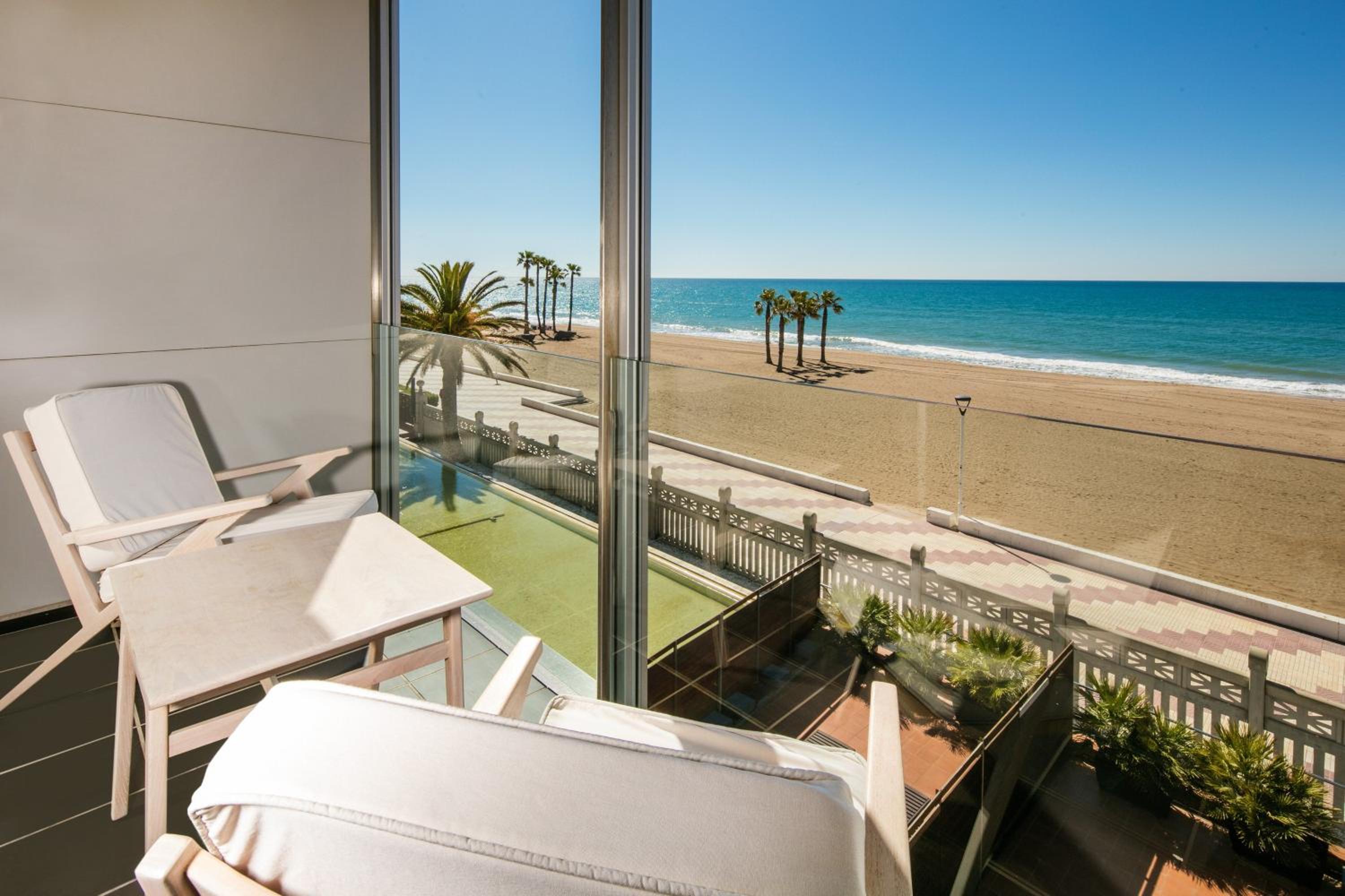 Premium Beachfront Contemporary Twin Room