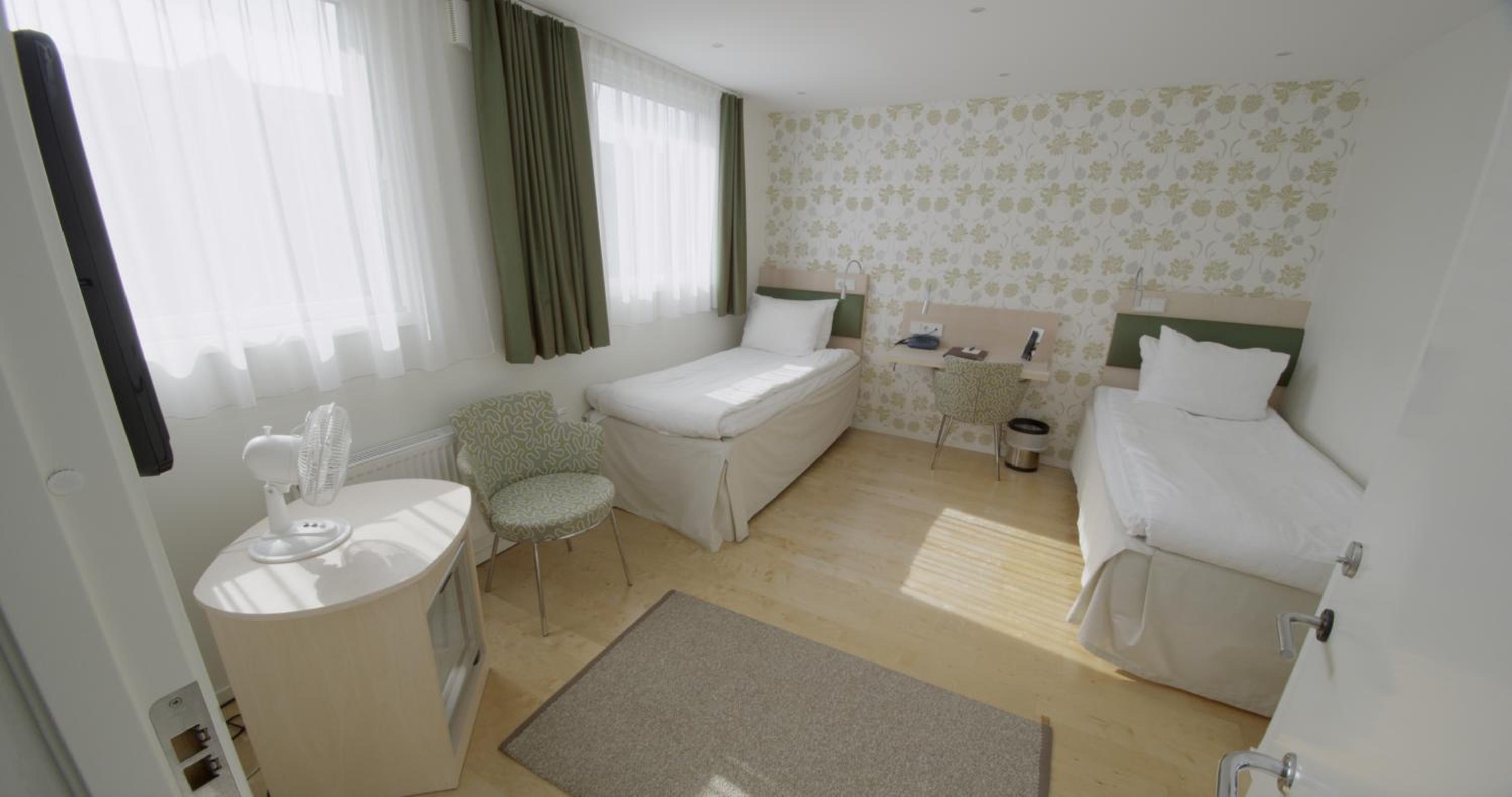Twin Room - Non-Smoking - Photo 12