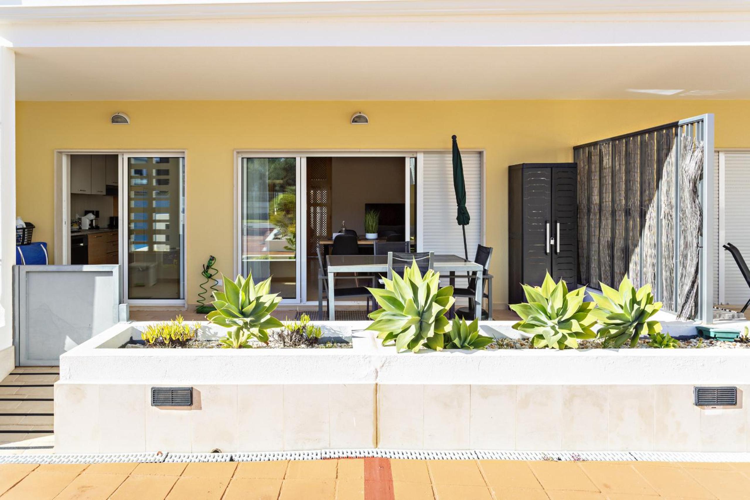Apartment with Pool View  photo 3