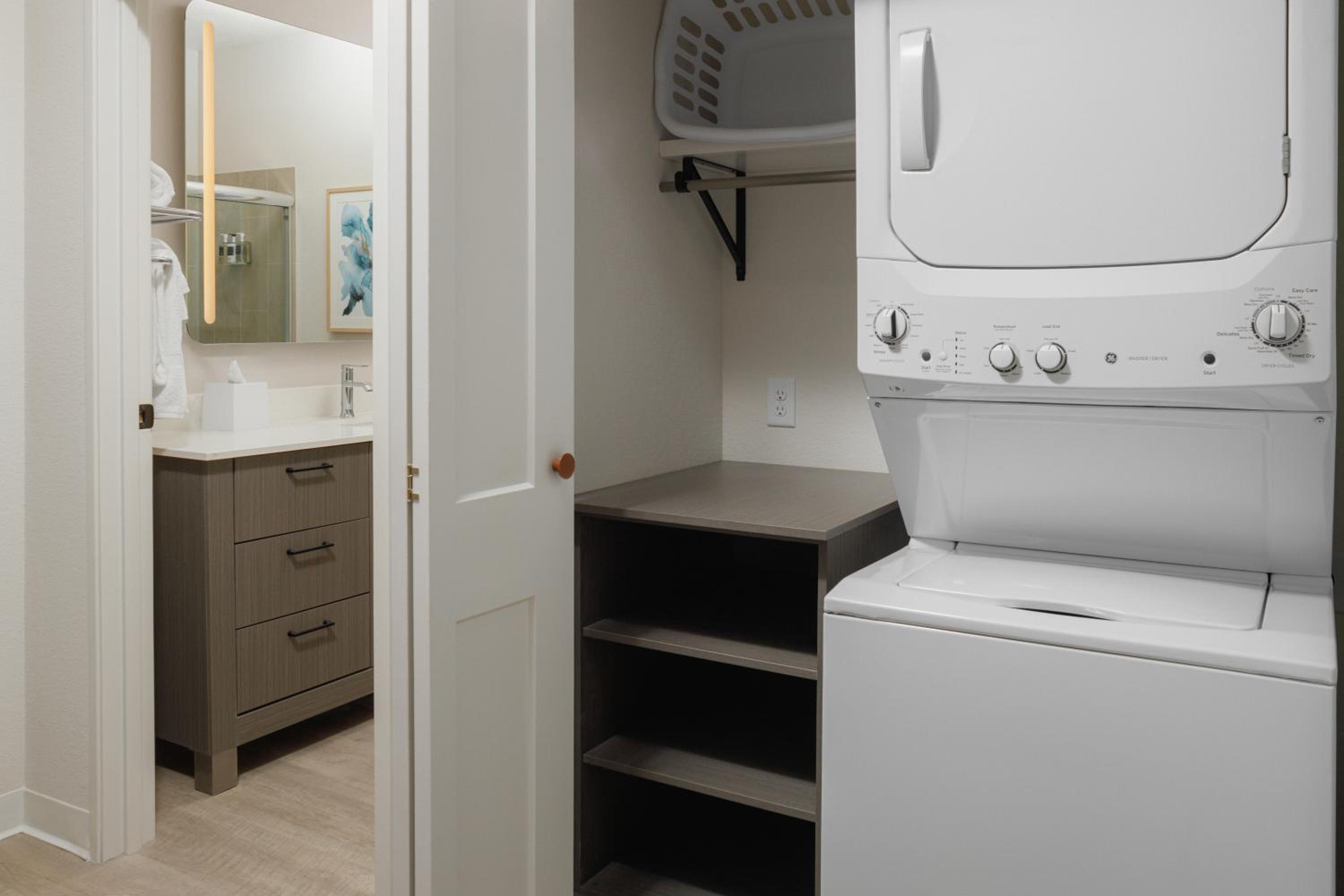 One Bedroom Suite Hearing Accessible - King Bed - Photo 4