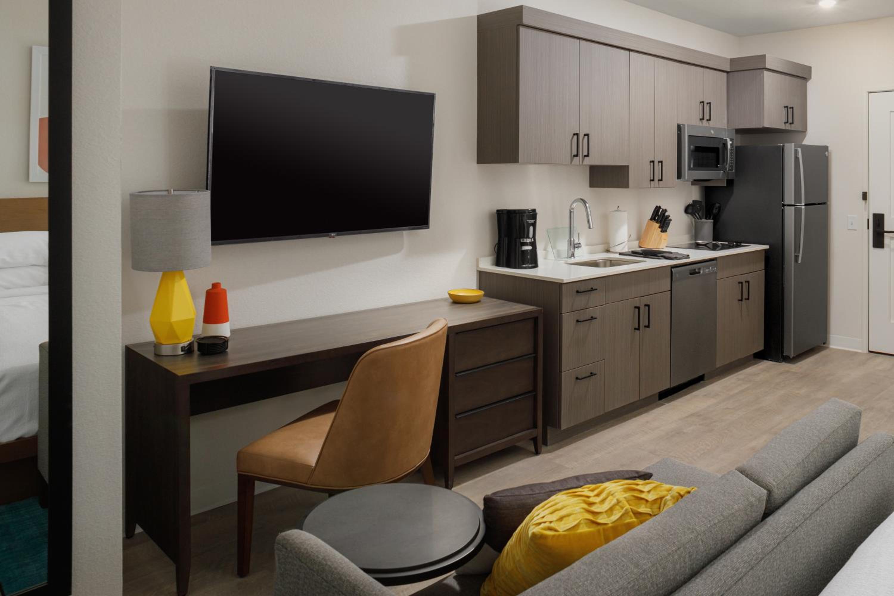 Studio Suite Hearing Accessible - King Bed - Photo 4
