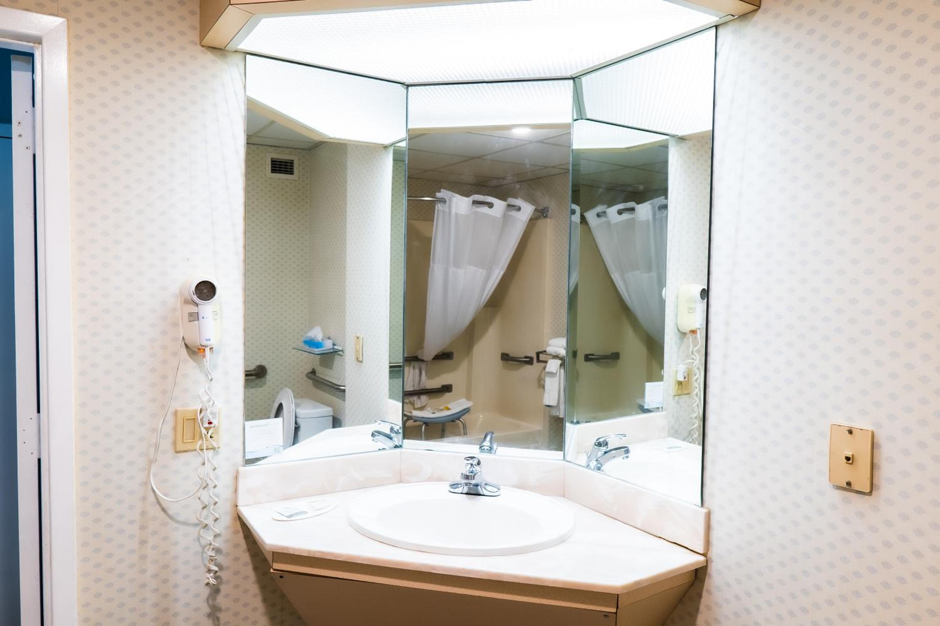 bathroom with a sink, mirror, and shower curtain