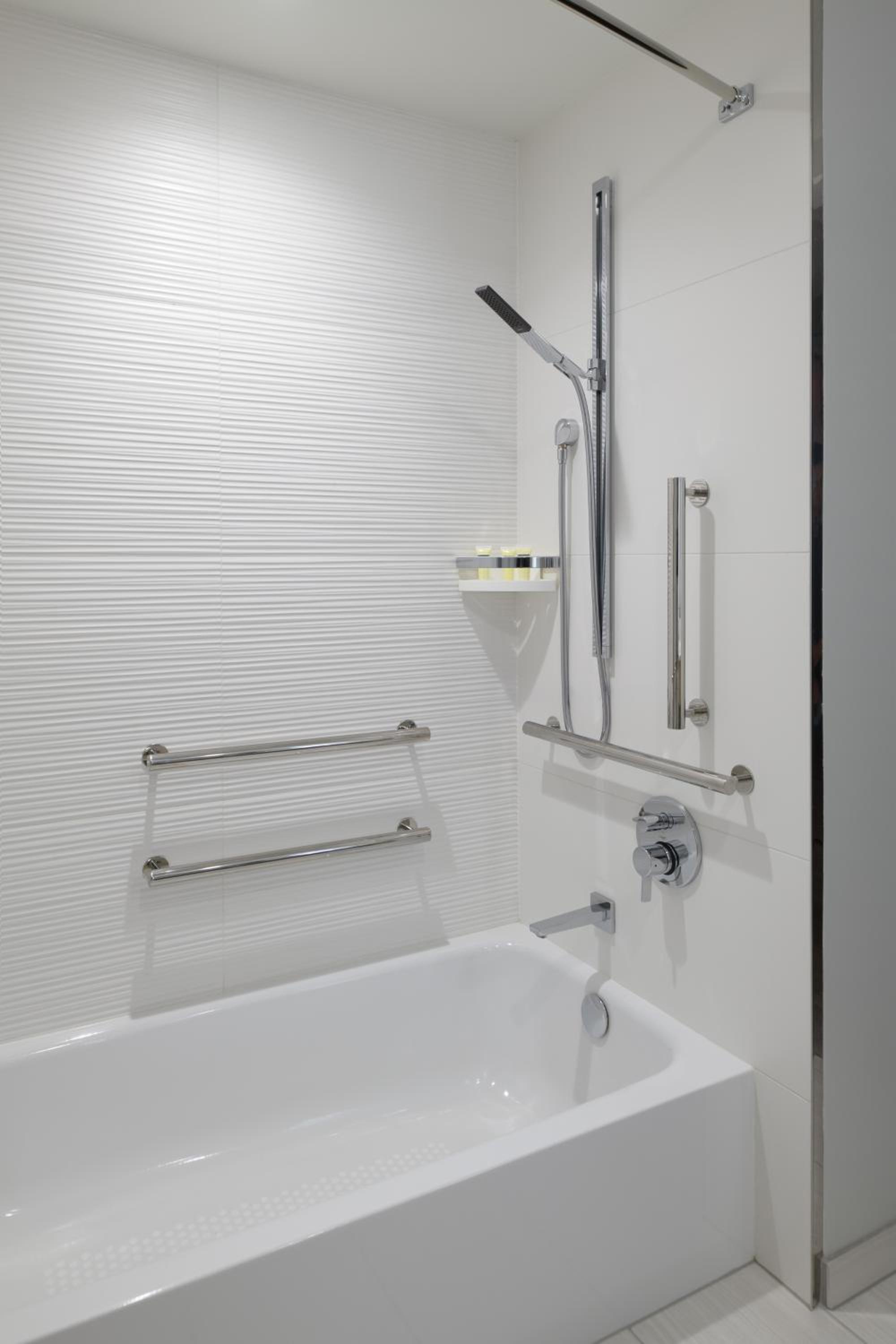 King Room with Skyline View and Adapted Tub - Mobility Accessible - Photo 4