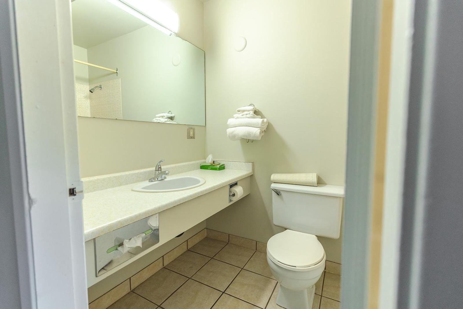 Queen Room - Non-Smoking - Photo 2