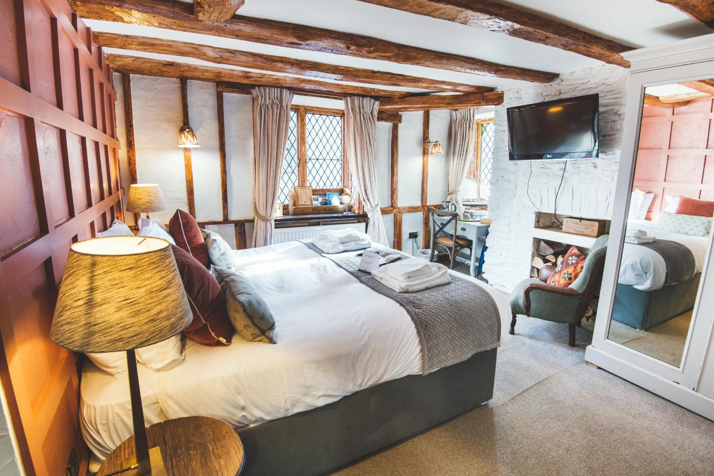 Deluxe Double Room with Cove View - Photo 5