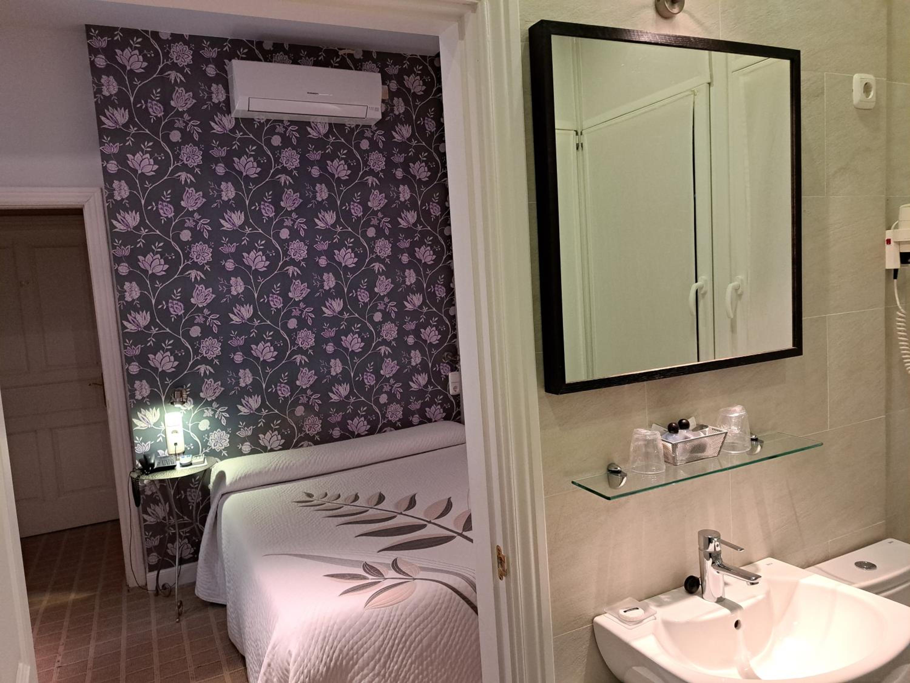 Single Room photo 3