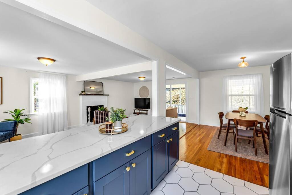 Five-Bedroom House photo 2