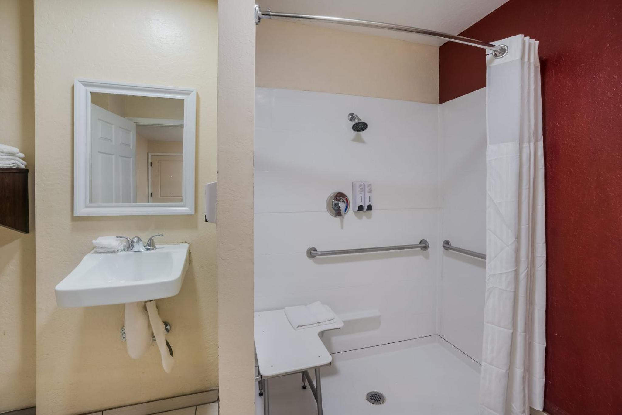 Deluxe Queen Room Disability Access Roll-In Shower Non-Smoking - Photo 4