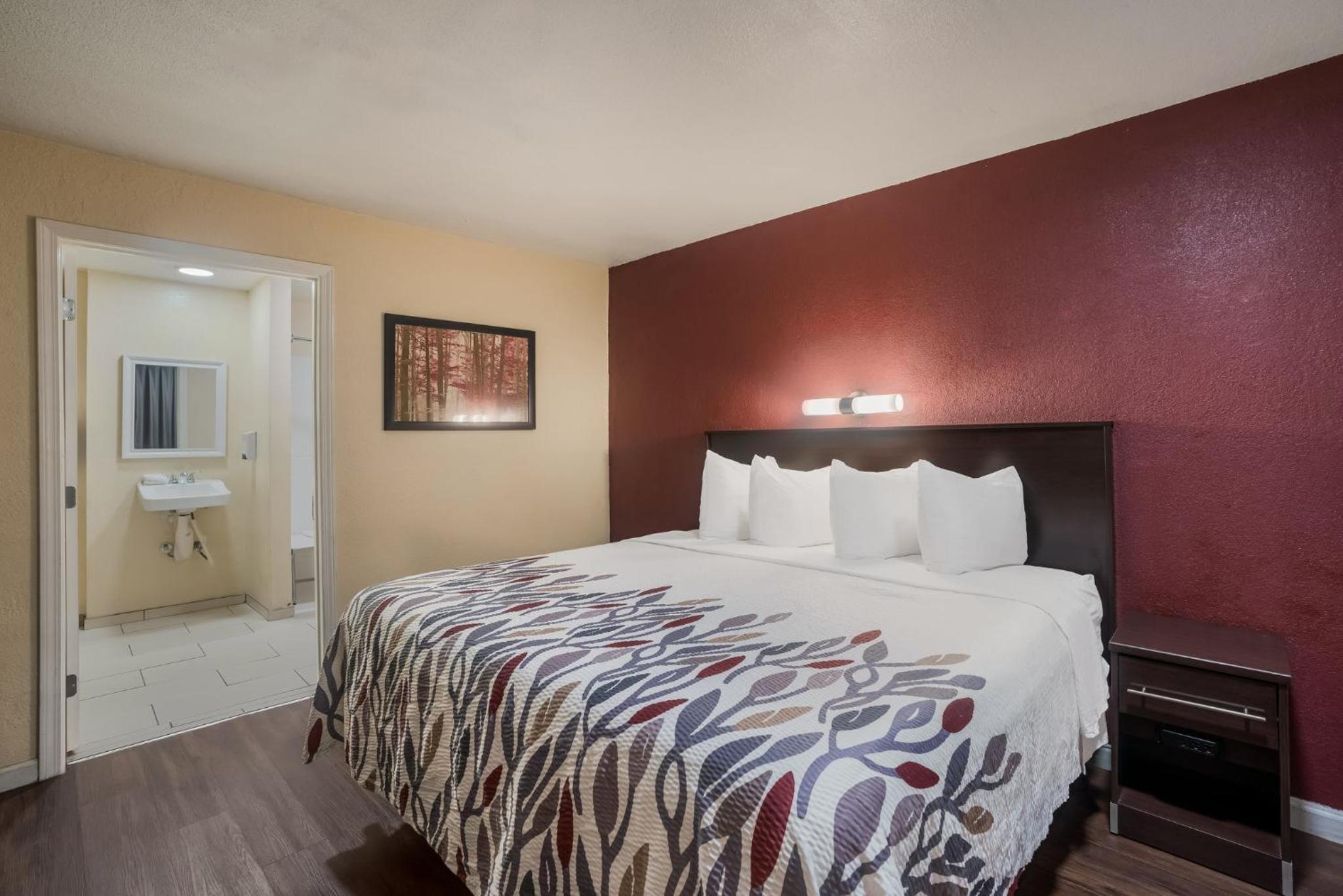 Deluxe King Room Disability Access Non-Smoking - Photo 4