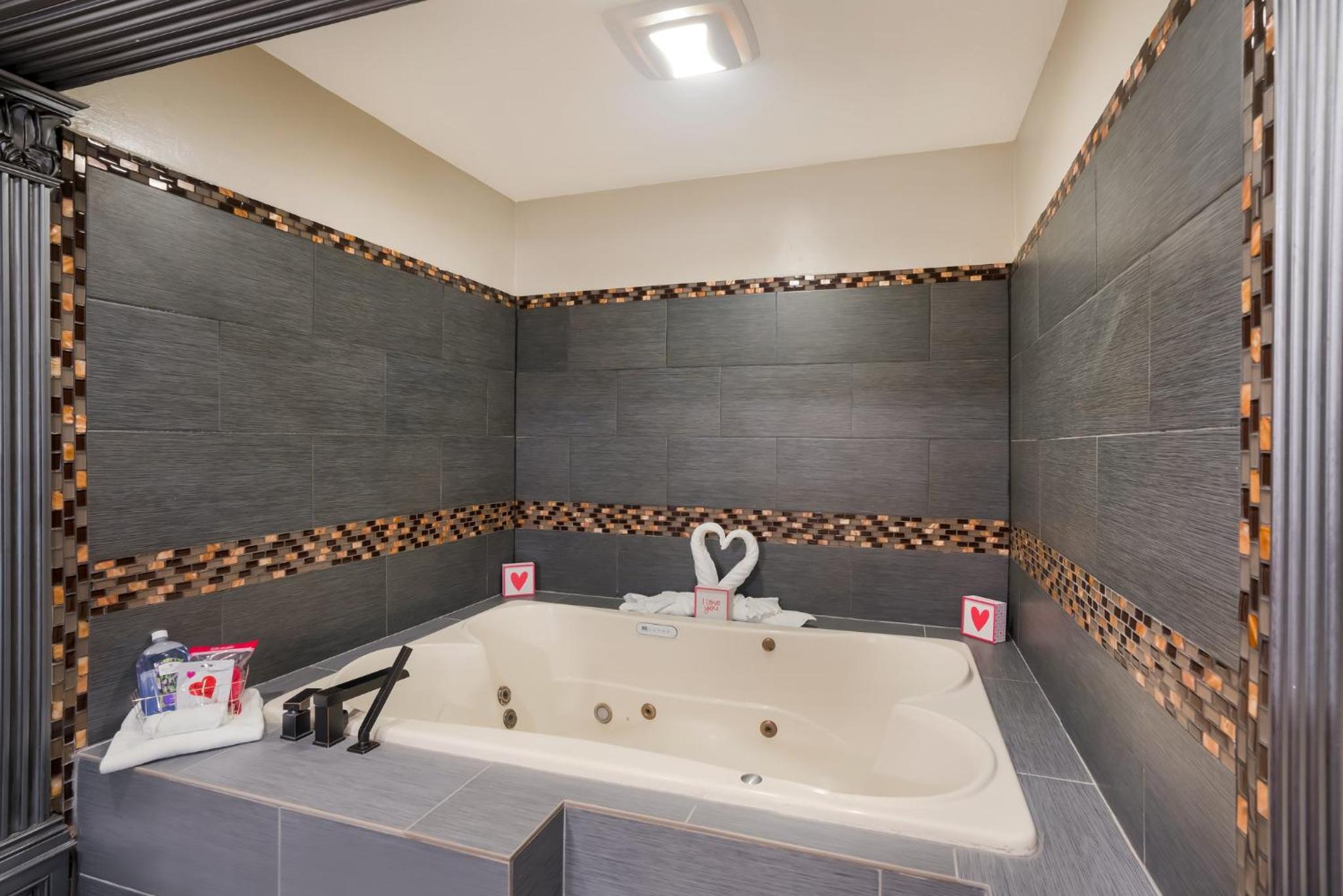  King Suite with Spa Bath Non-Smoking - Photo 4