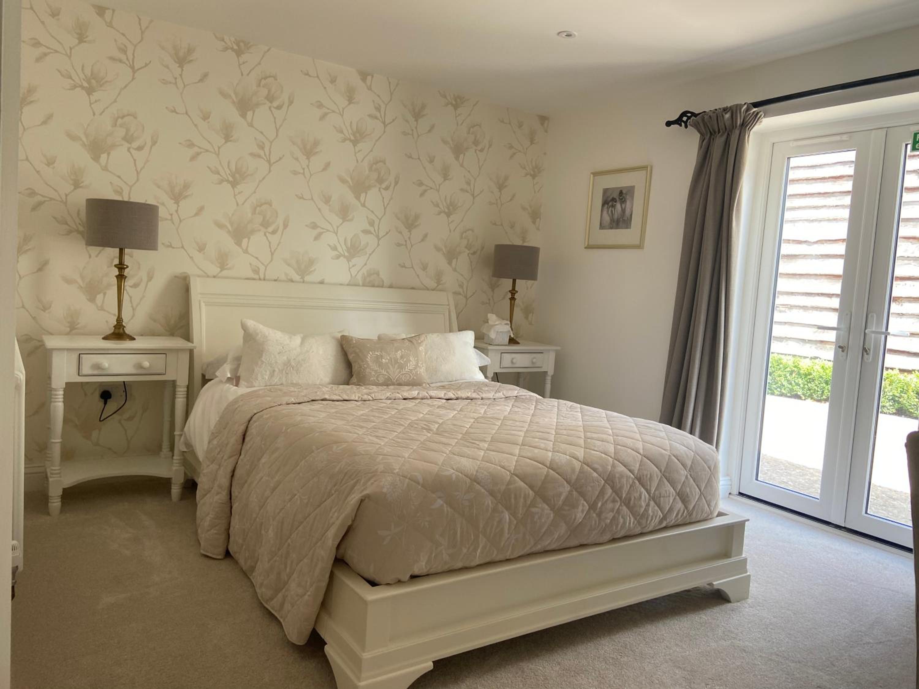 Superior King Room - Photo 13