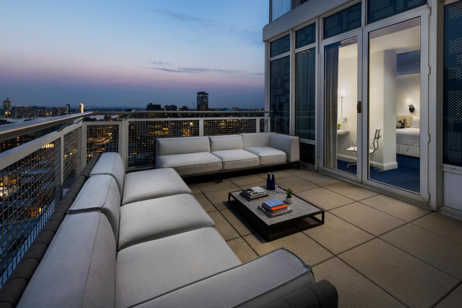 Suite with Balcony thumbnail 6