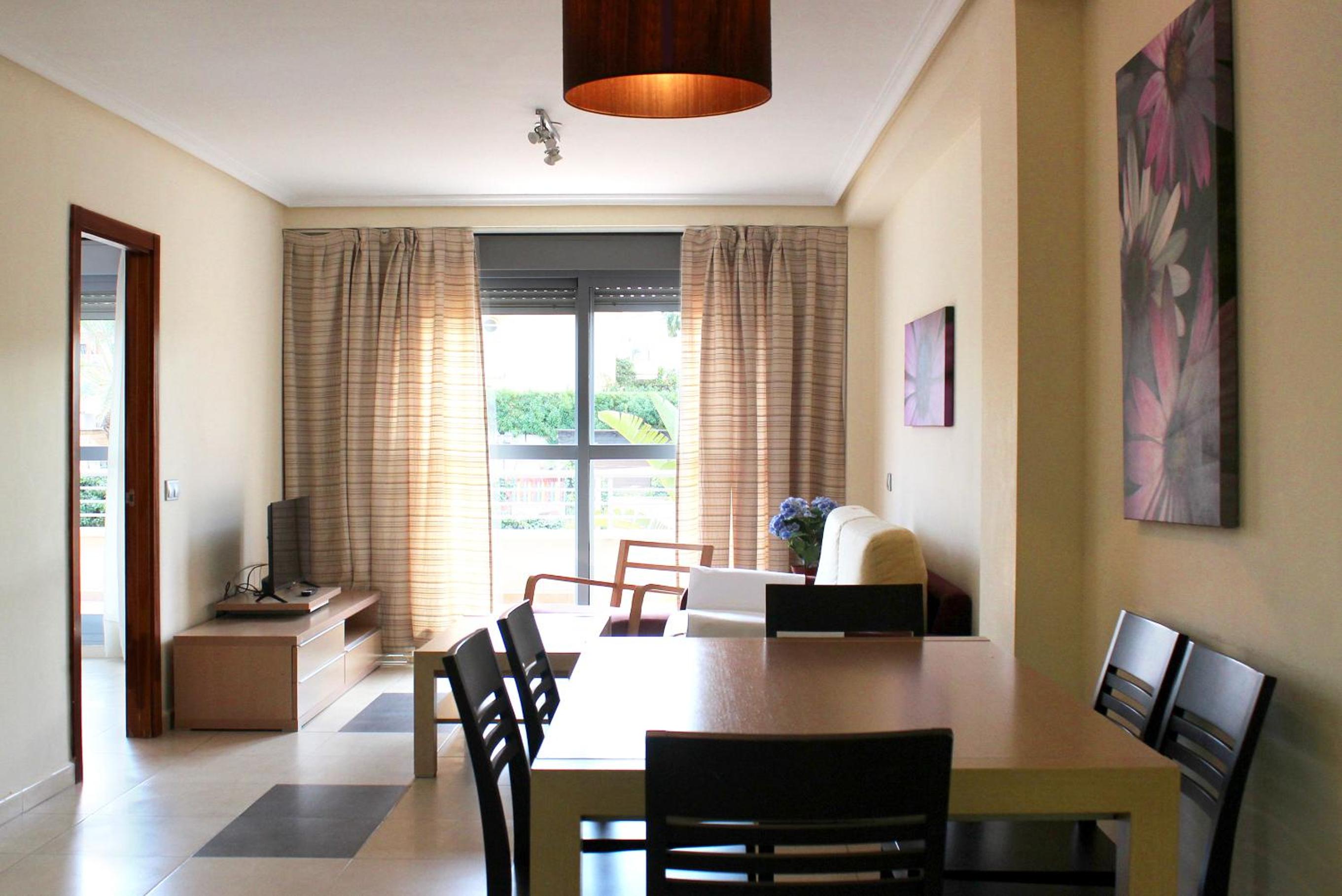 Apartamento de tres habitaciones con terraza y vista a la piscina