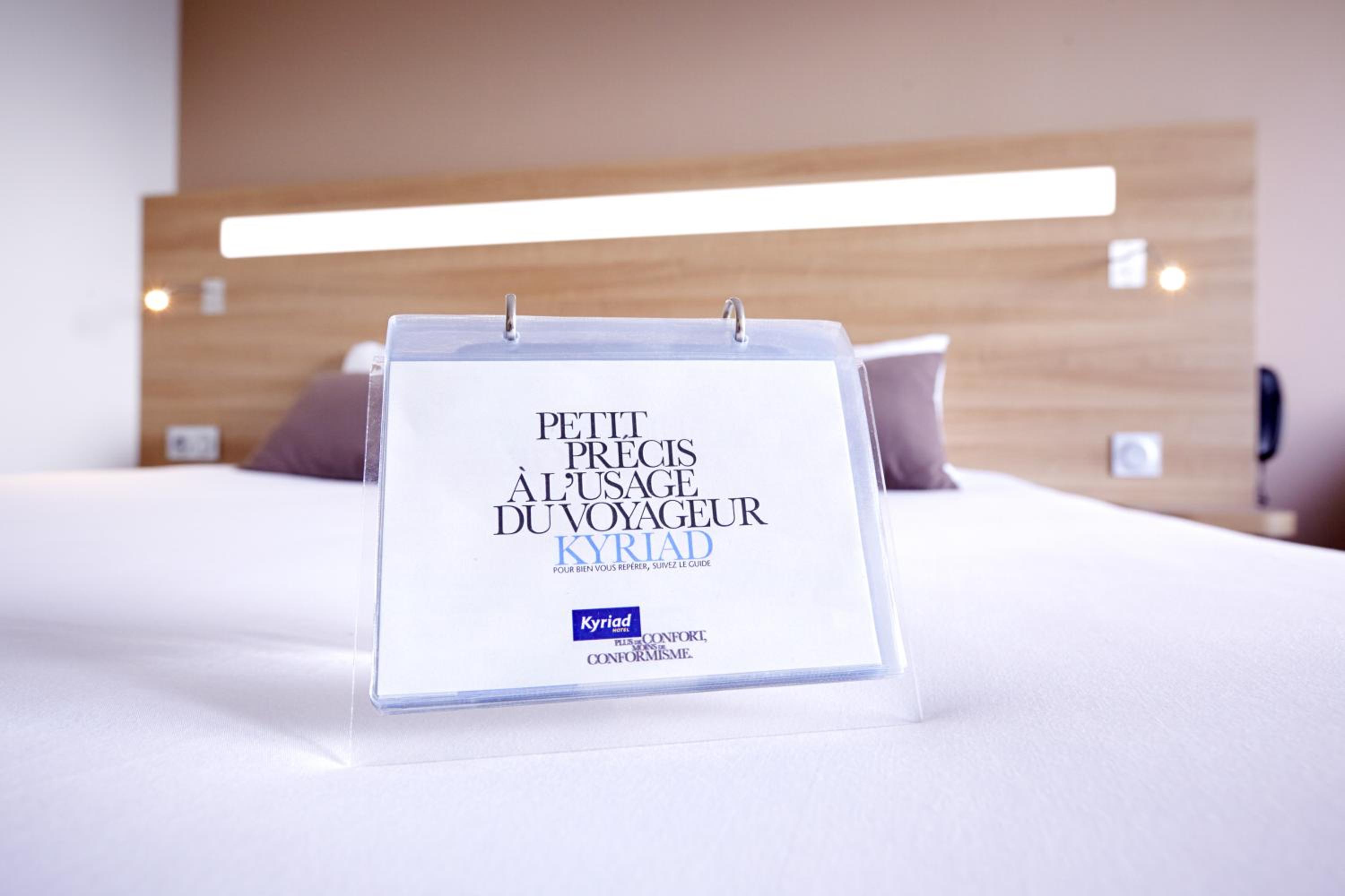 Superior Triple Room with 1 Double and 1 Single Bed - Photo 13