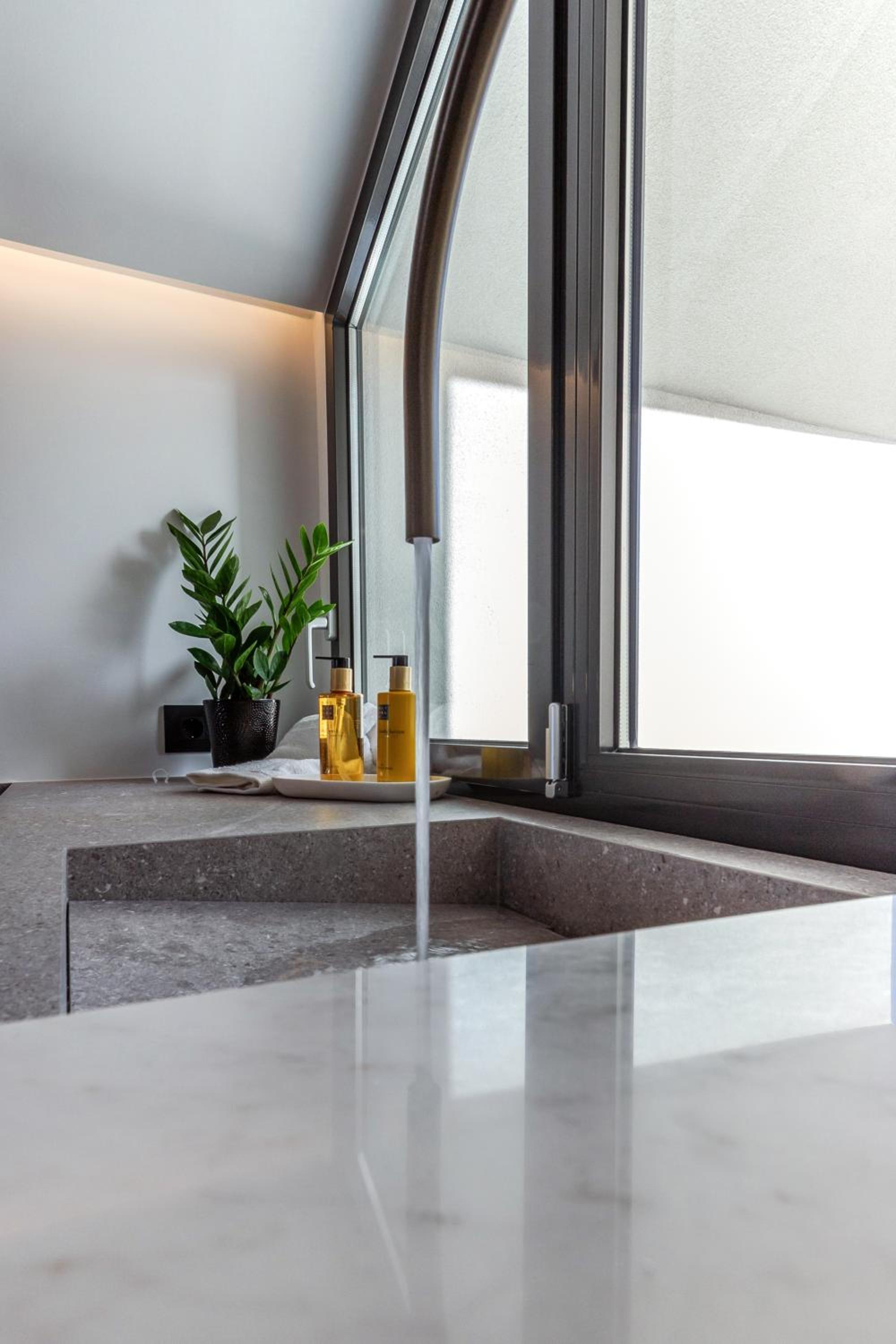 Superior Suite with Sea View - Photo 14