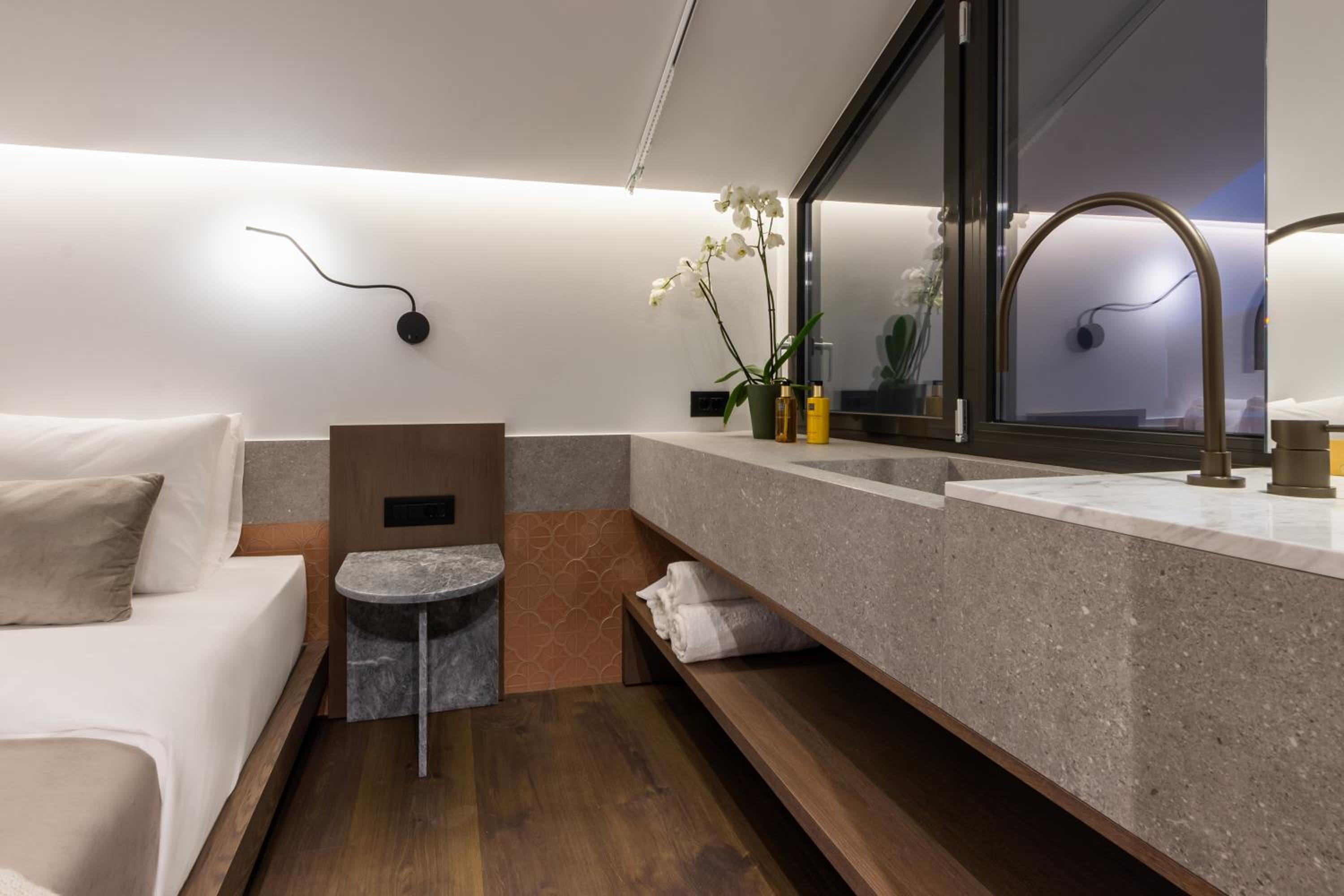 Superior Suite with Sea View - Photo 12