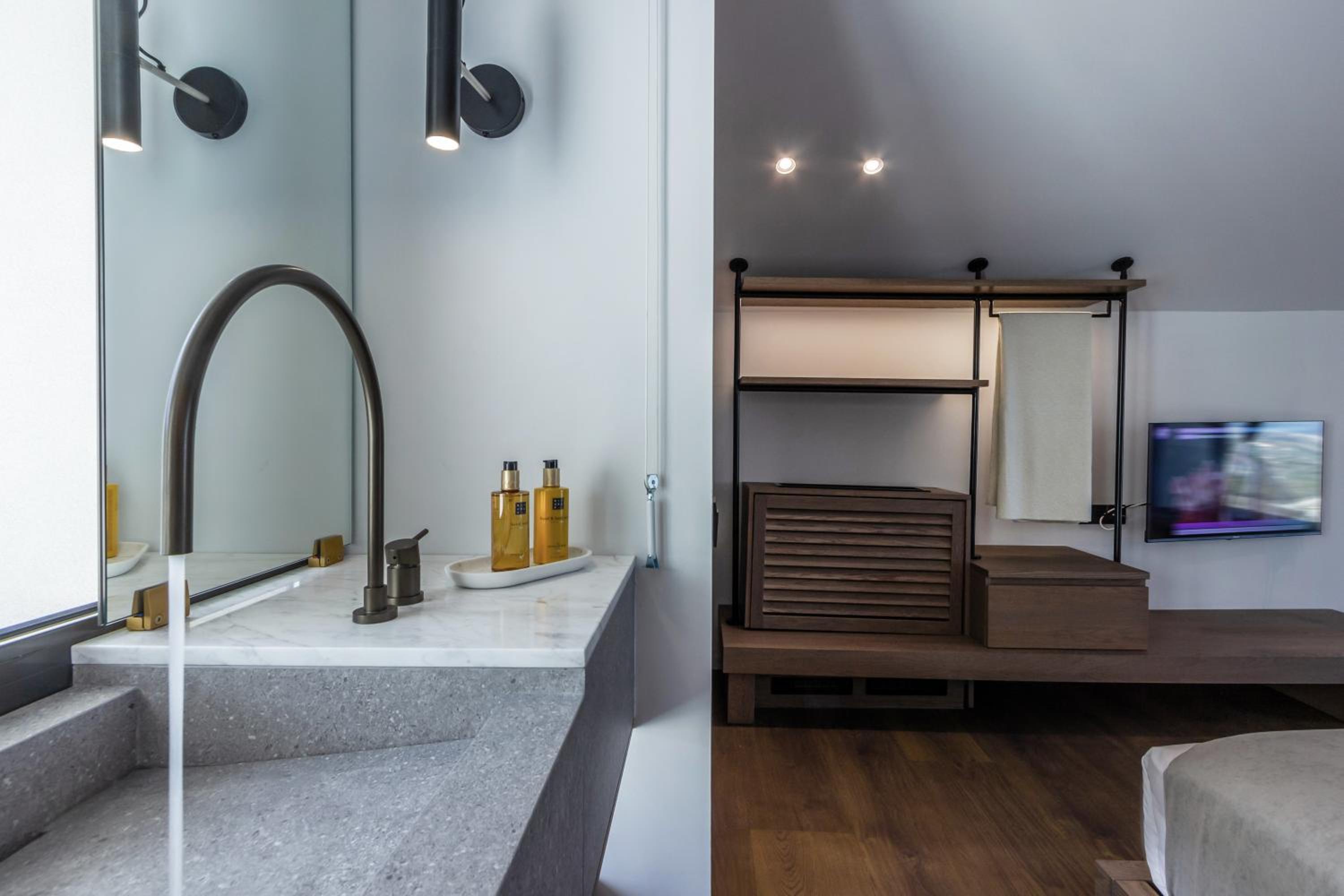 Superior Suite with Sea View - Photo 32