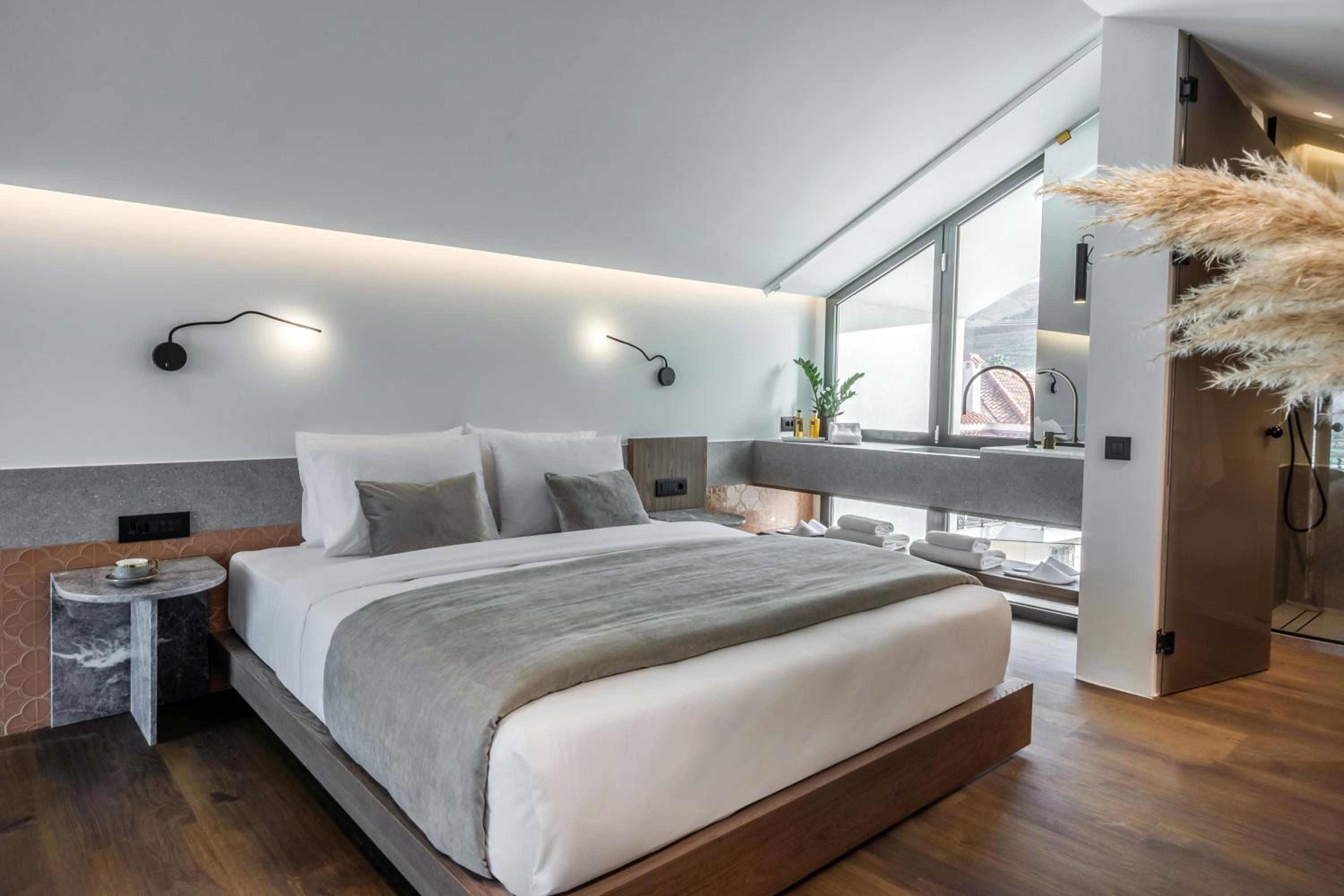 Superior Suite with Sea View - Photo 33