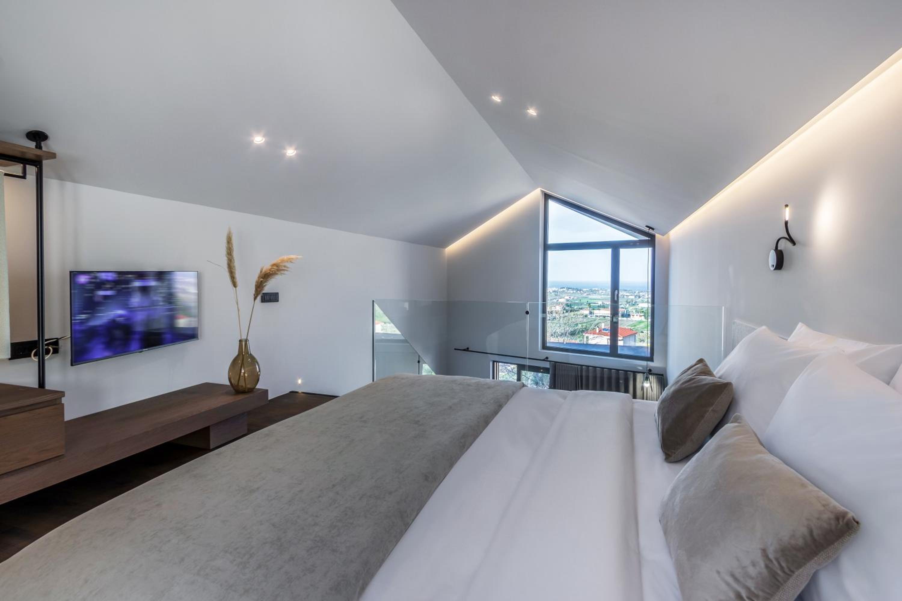 Superior Suite with Sea View - Photo 23