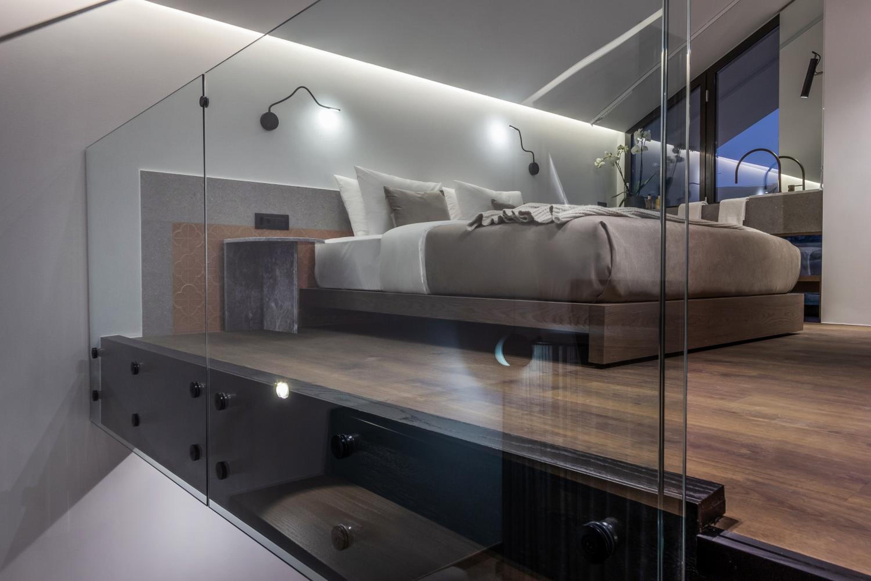 Superior Suite with Sea View - Photo 3