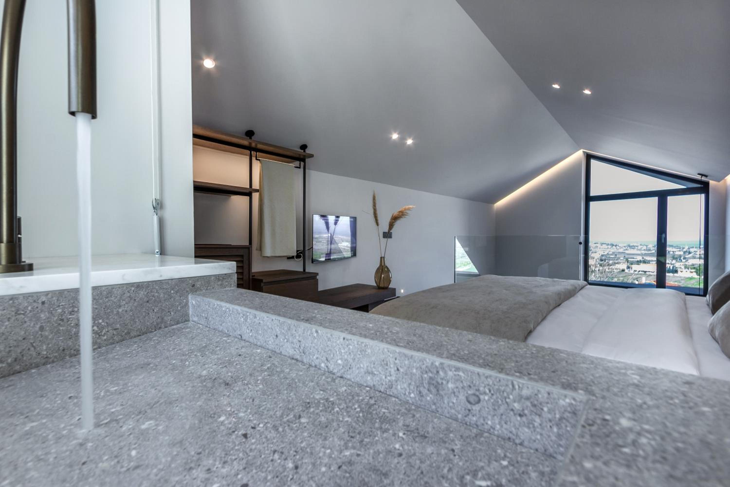 Superior Suite with Sea View - Photo 8