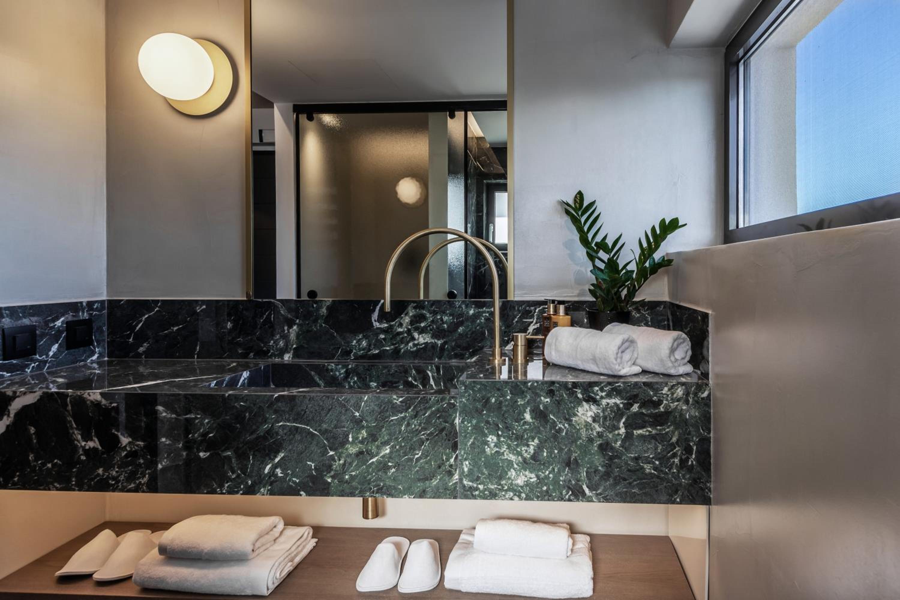 Superior Suite with Sea View - Photo 9