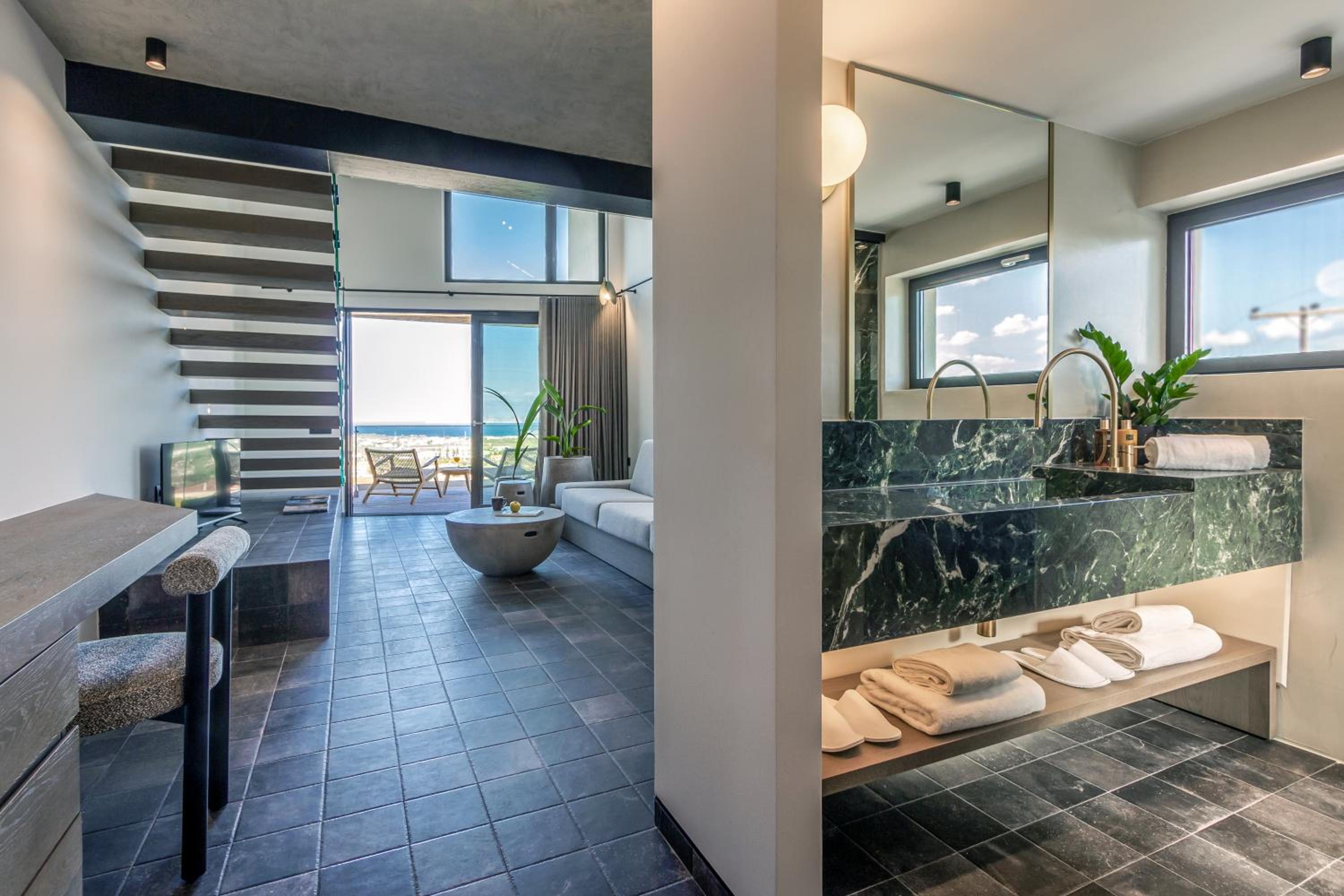 Superior Suite with Sea View - Photo 11