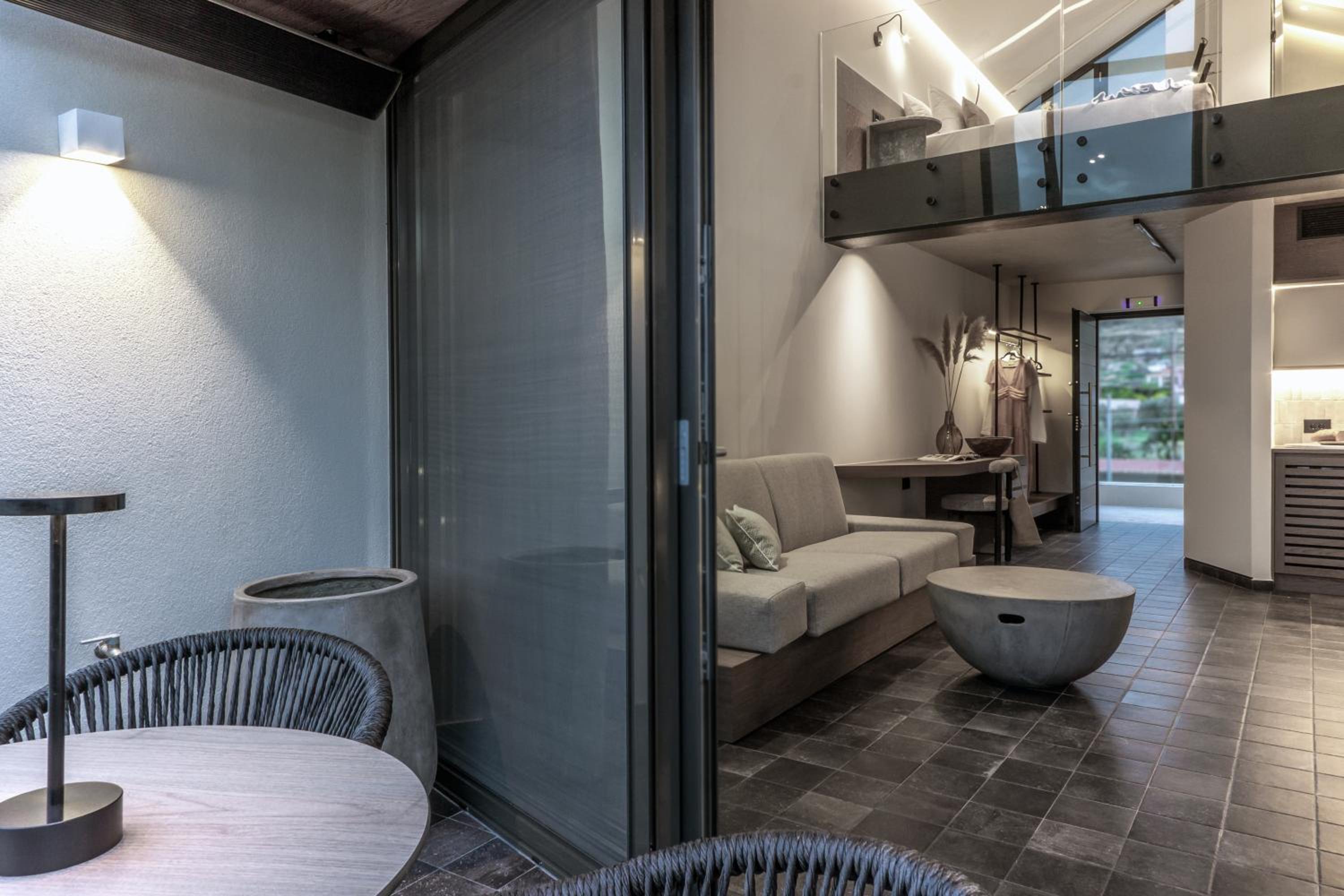 Queen Suite with Sea View - Photo 24