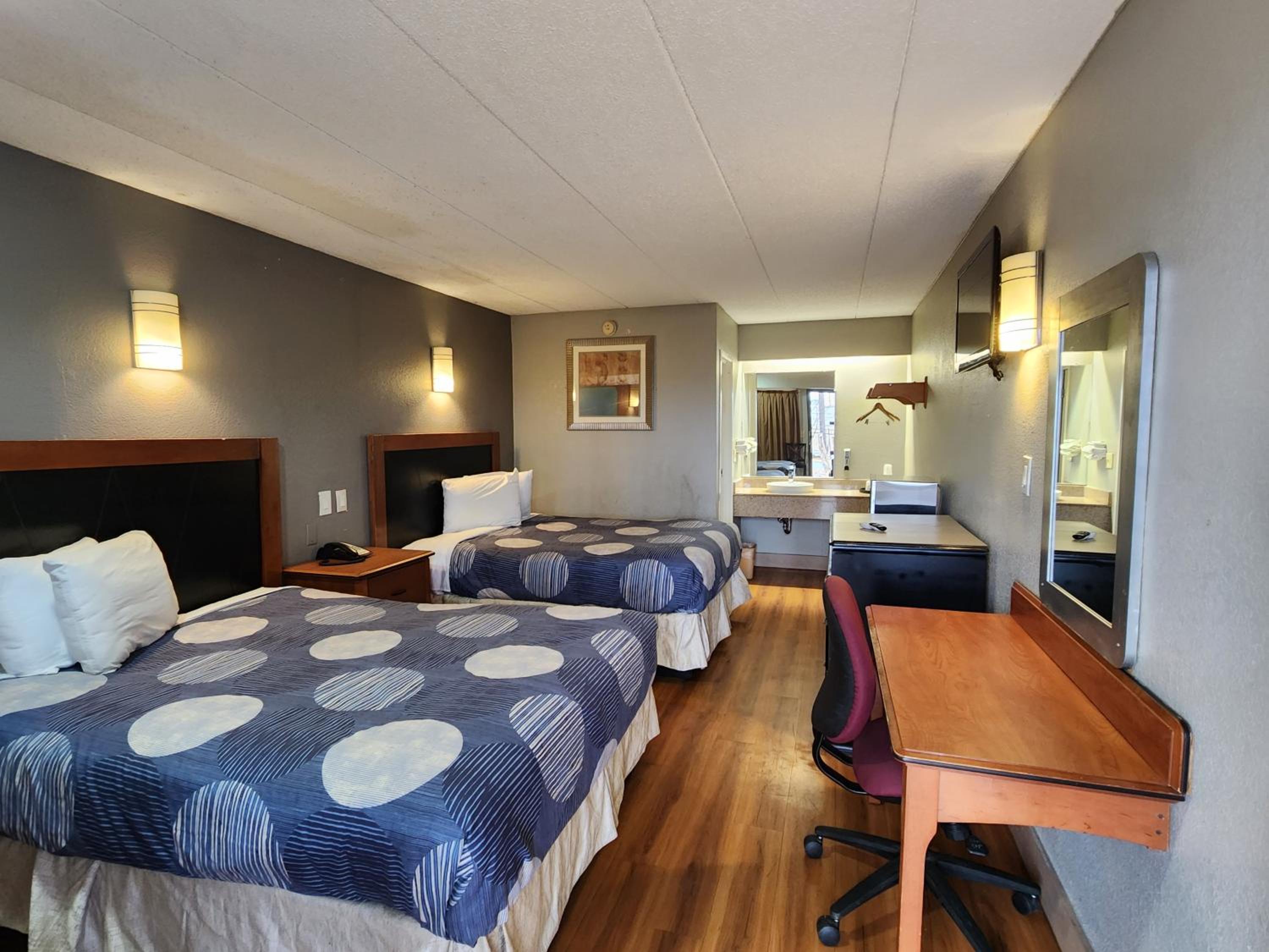 Queen Room with Two Queen Beds - Non-Smoking - Photo 3