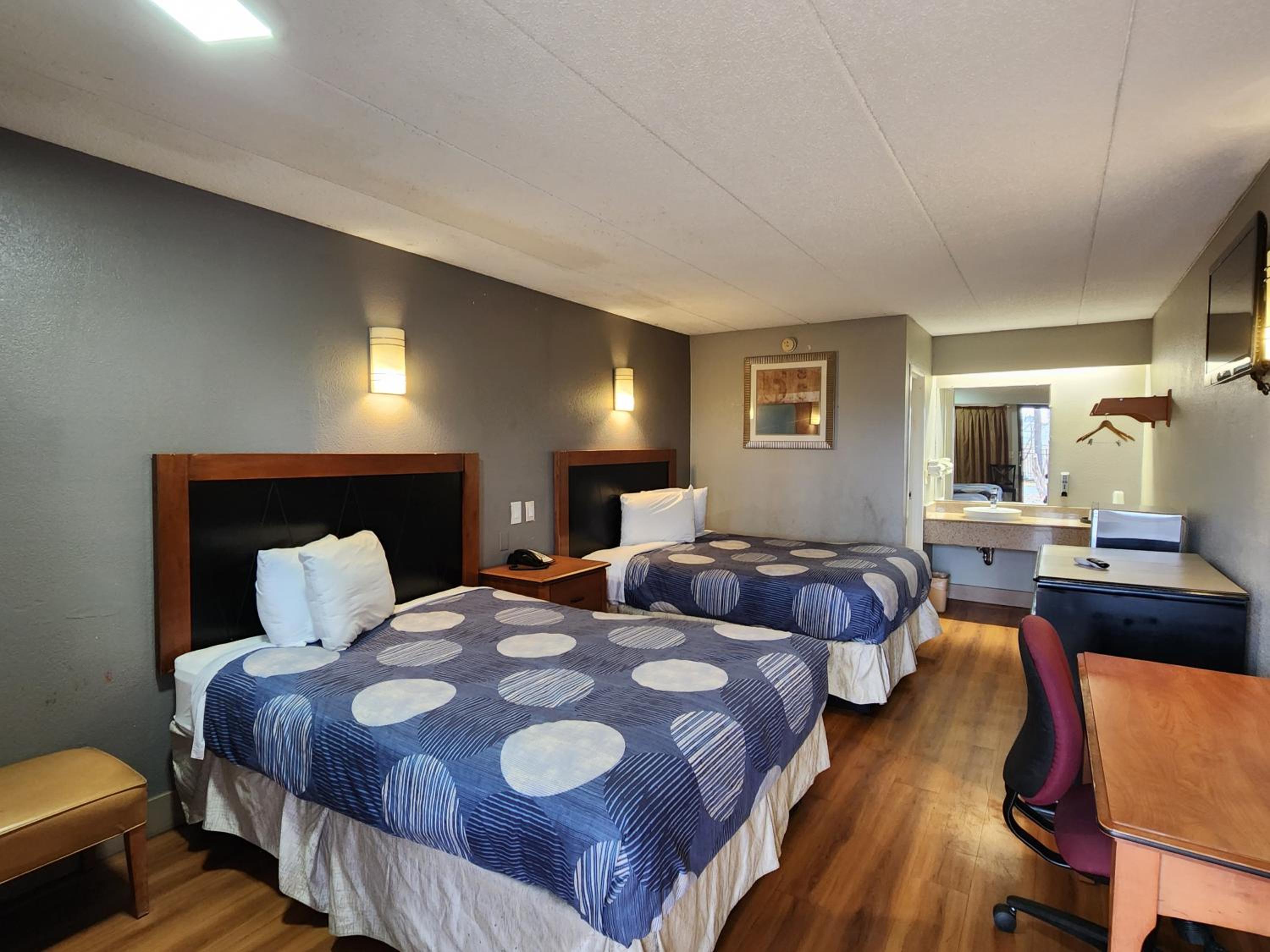 Queen Room with Two Queen Beds - Non-Smoking - Photo 1