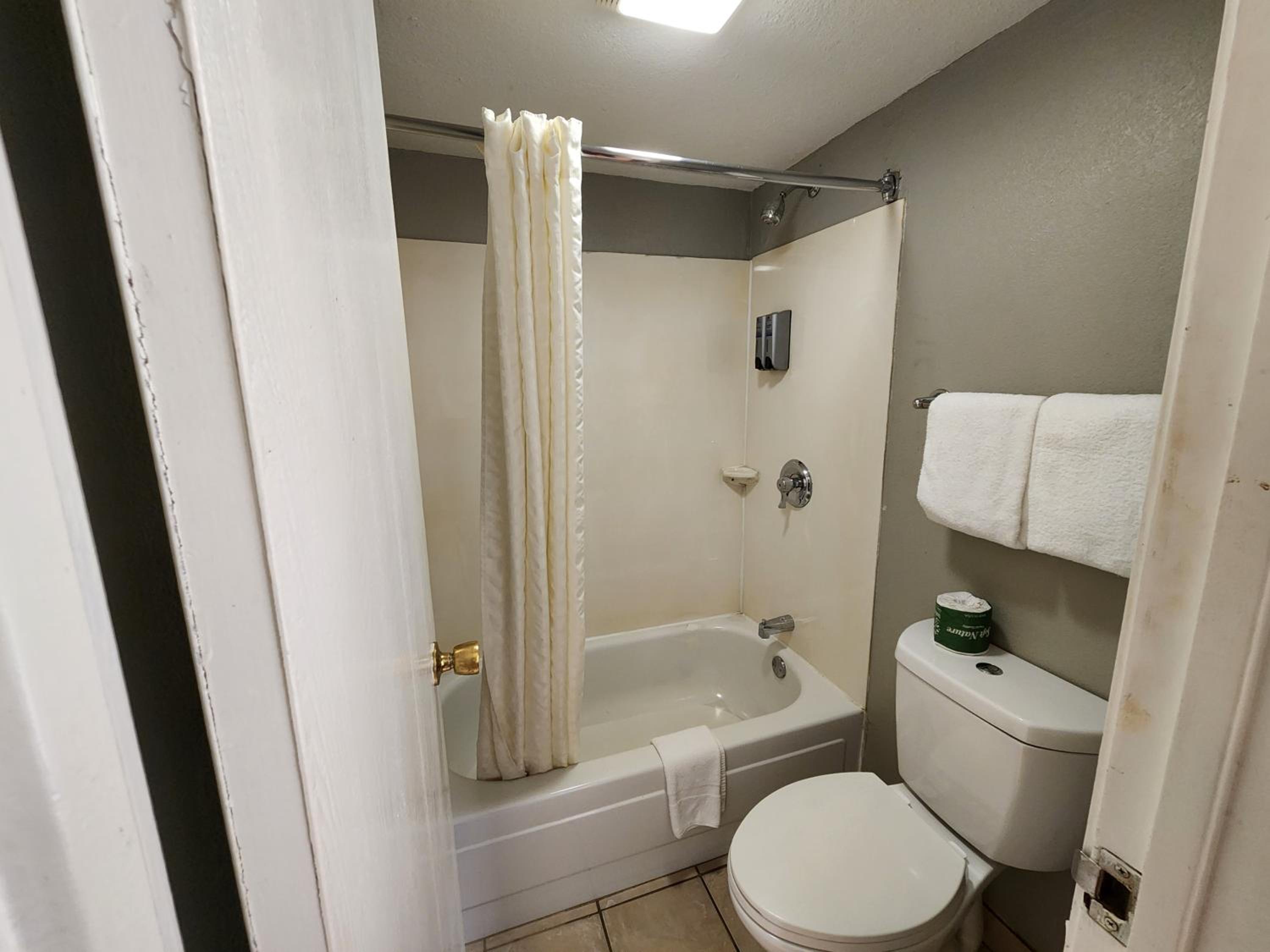 Queen Room with Two Queen Beds - Non-Smoking - Photo 7