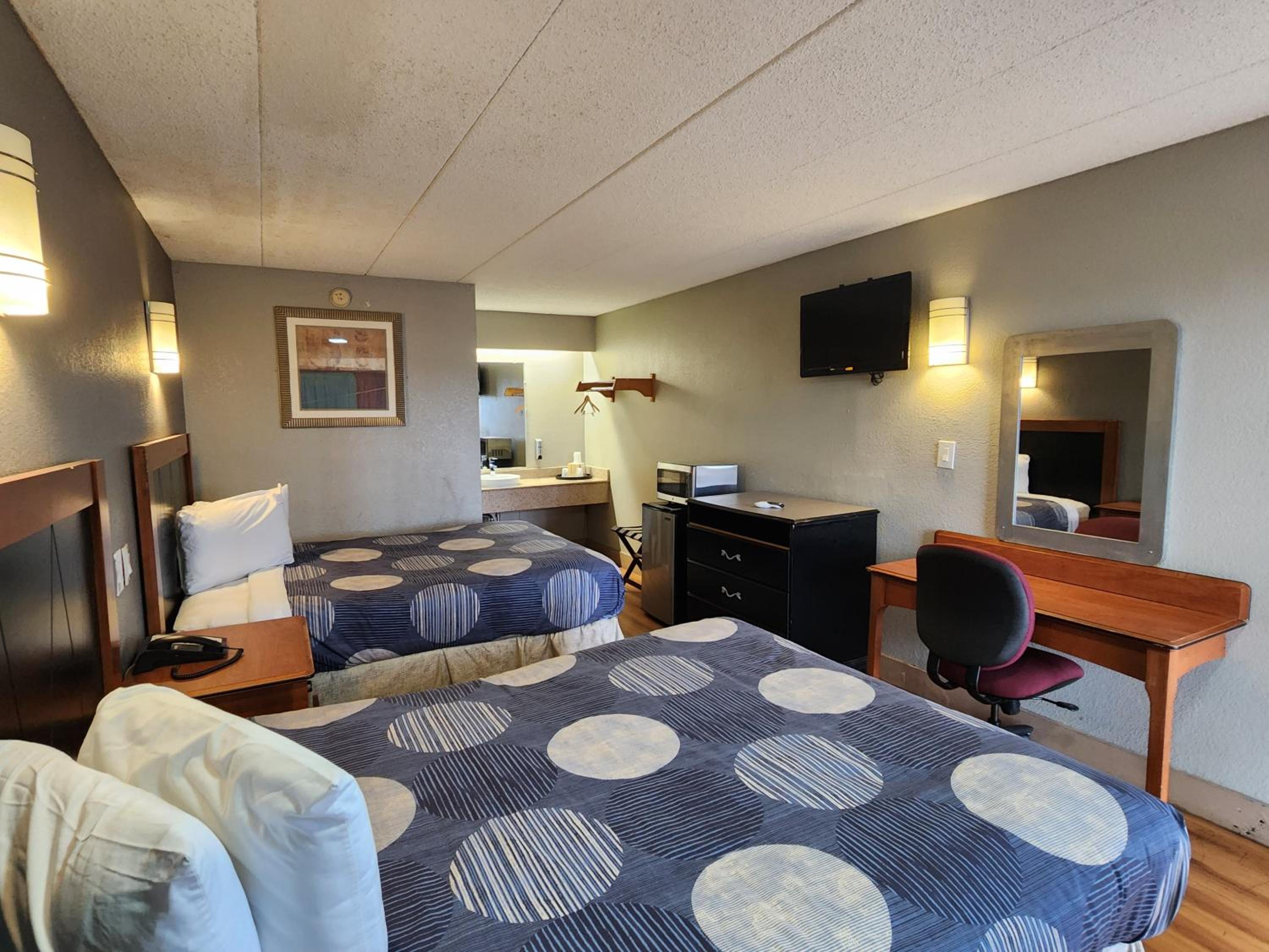 Queen Room with Two Queen Beds - Non-Smoking - Photo 4