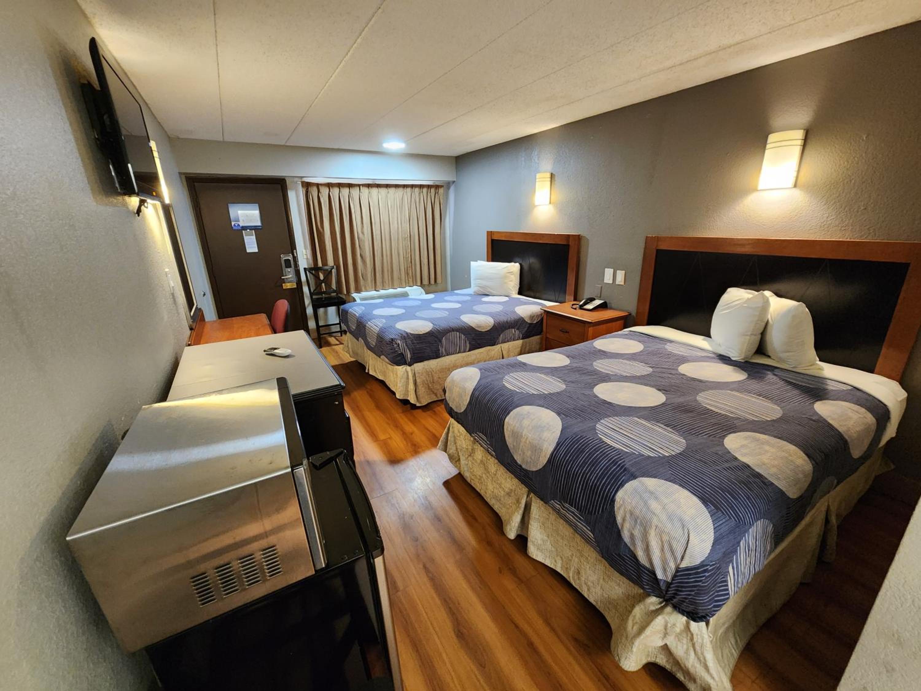 Queen Room with Two Queen Beds - Non-Smoking - Photo 5