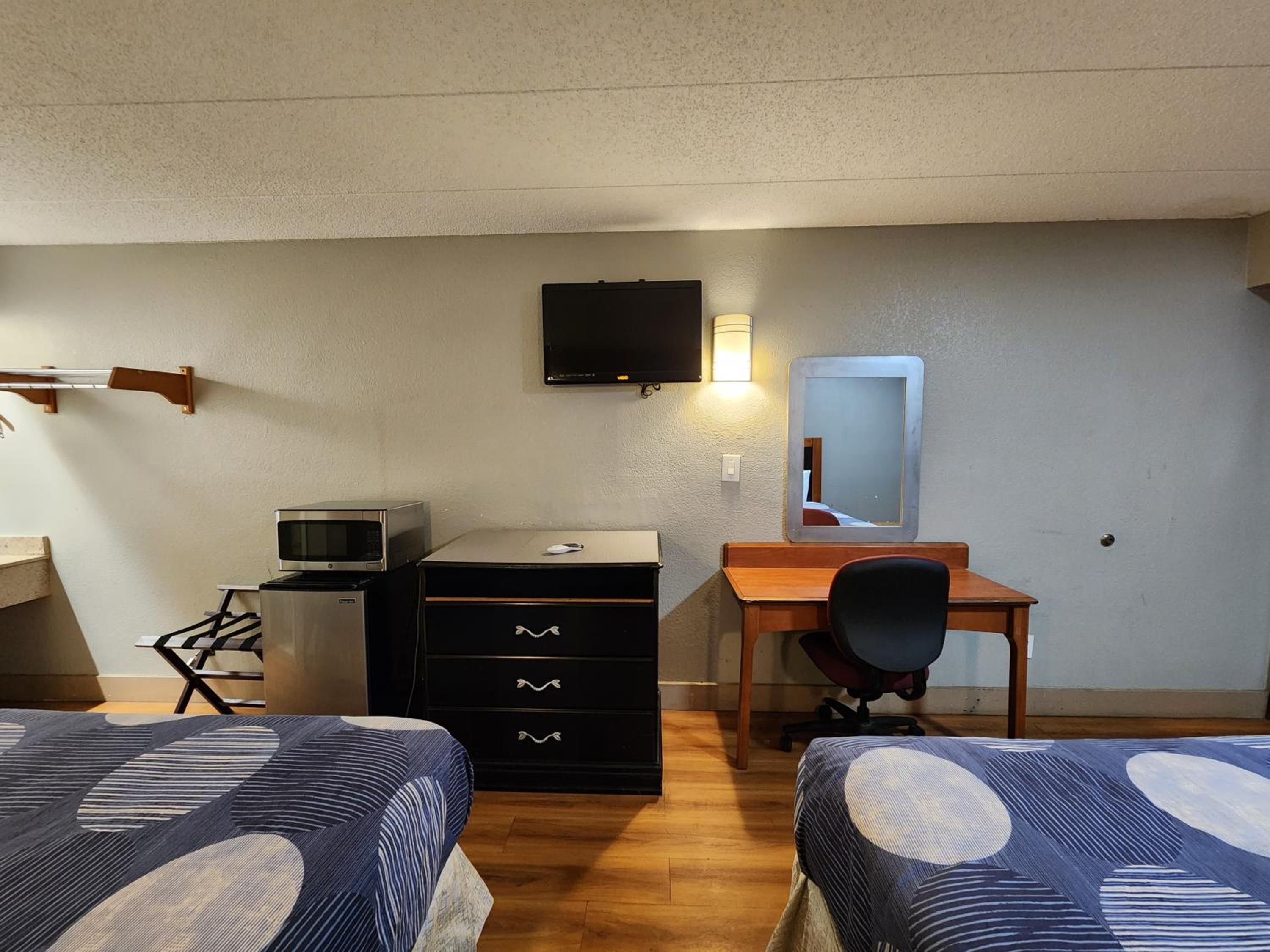 Queen Room with Two Queen Beds - Non-Smoking - Photo 2