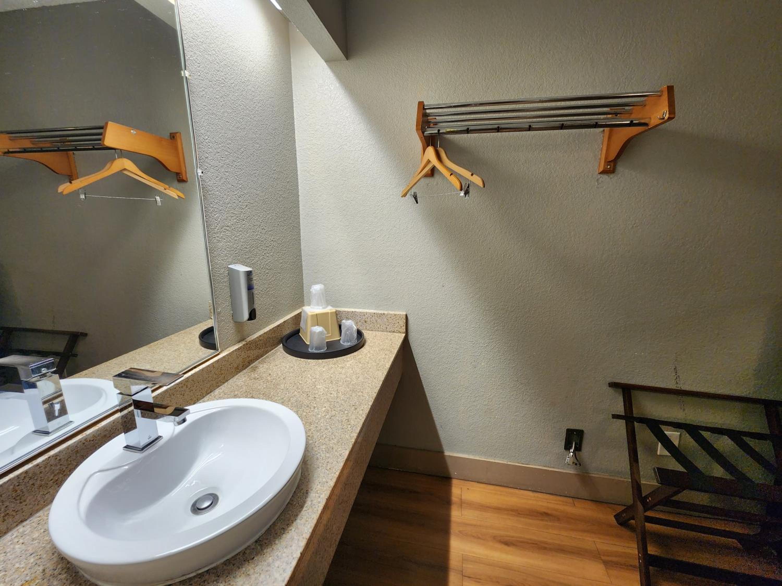 Queen Room with Two Queen Beds - Non-Smoking - Photo 6