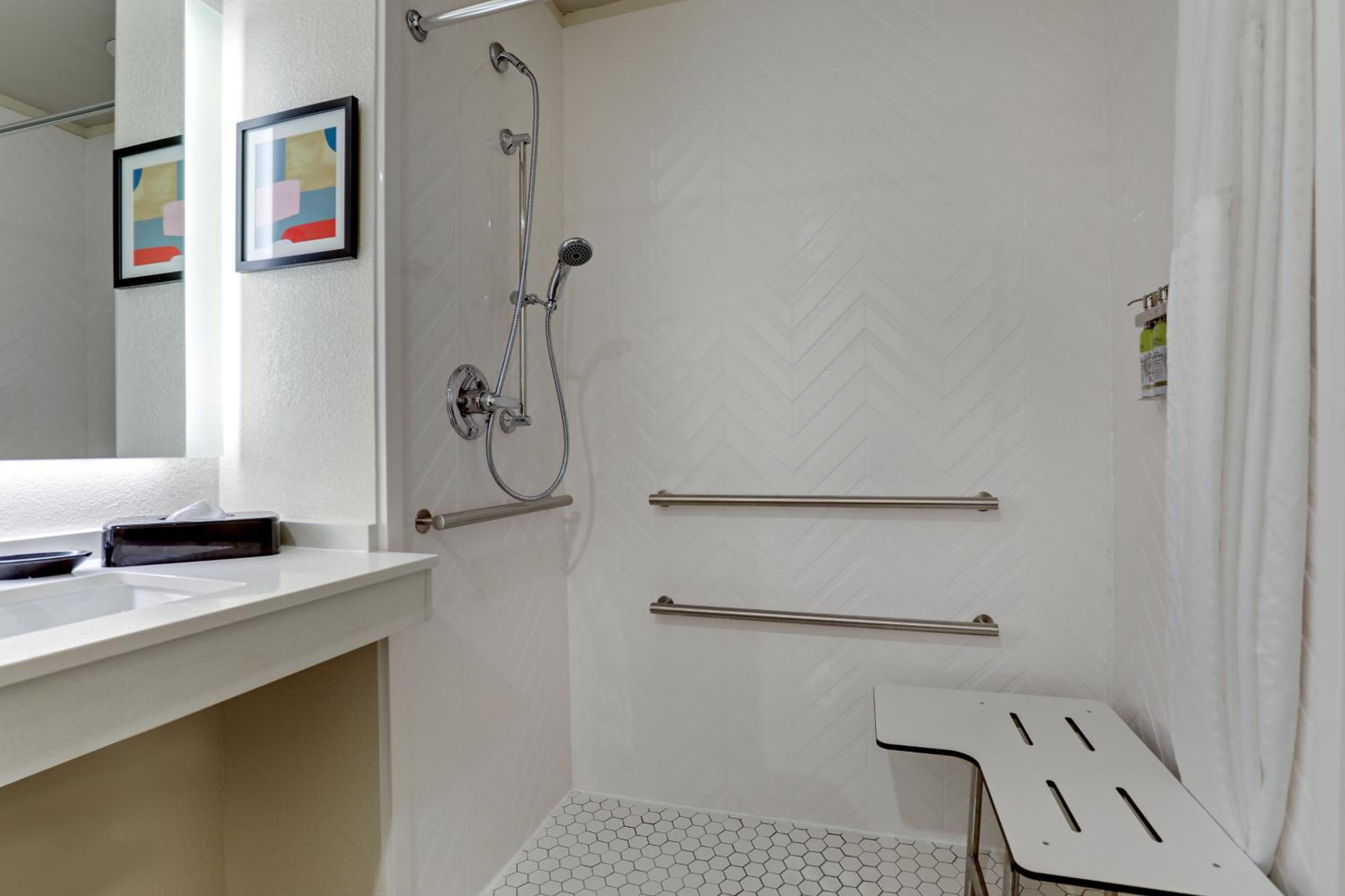 Standard King Room with Roll-in Shower - Mobility Accessible - Photo 5