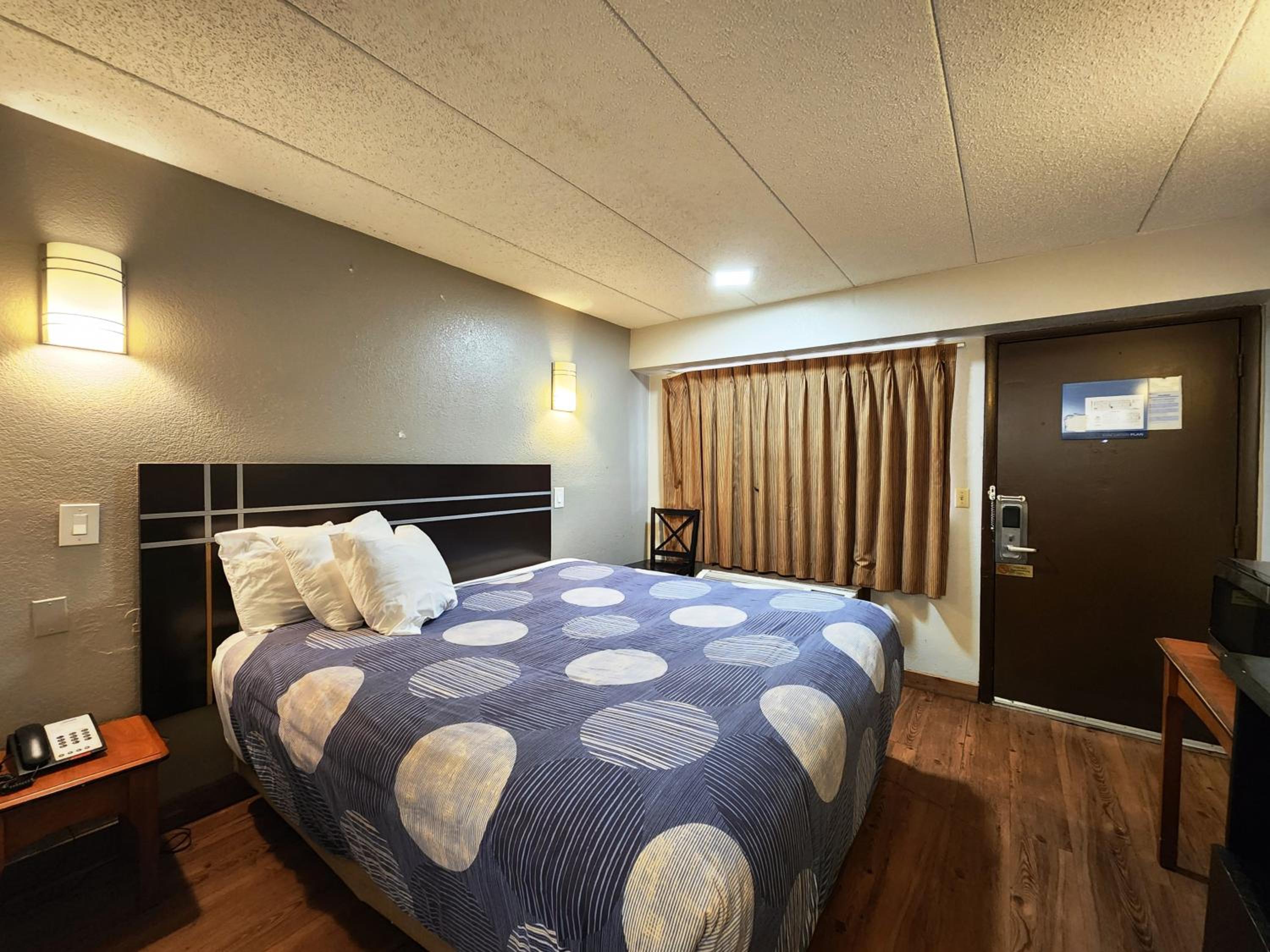 King Room - Non Smoking - Photo 1