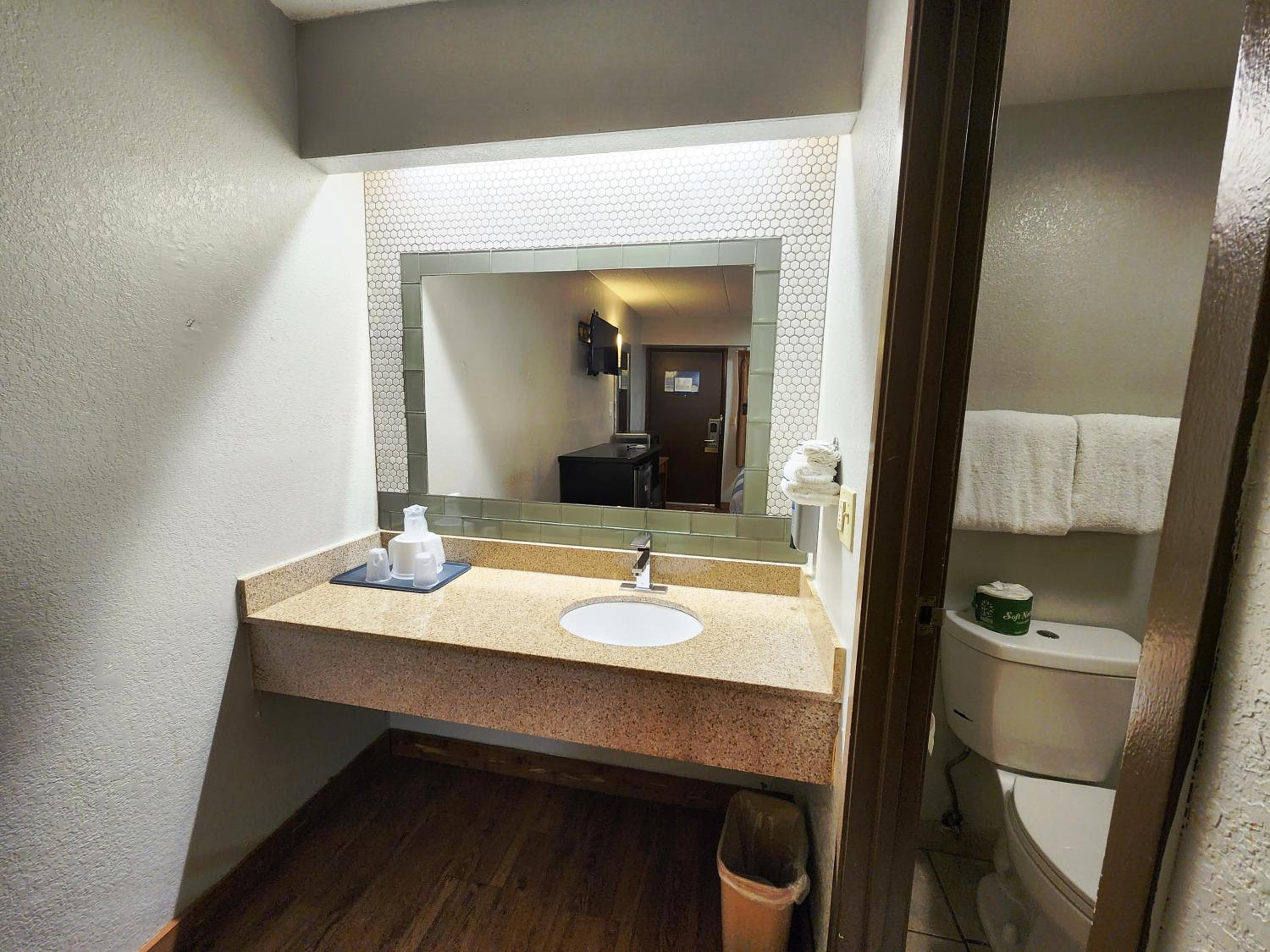 King Room - Non Smoking - Photo 3