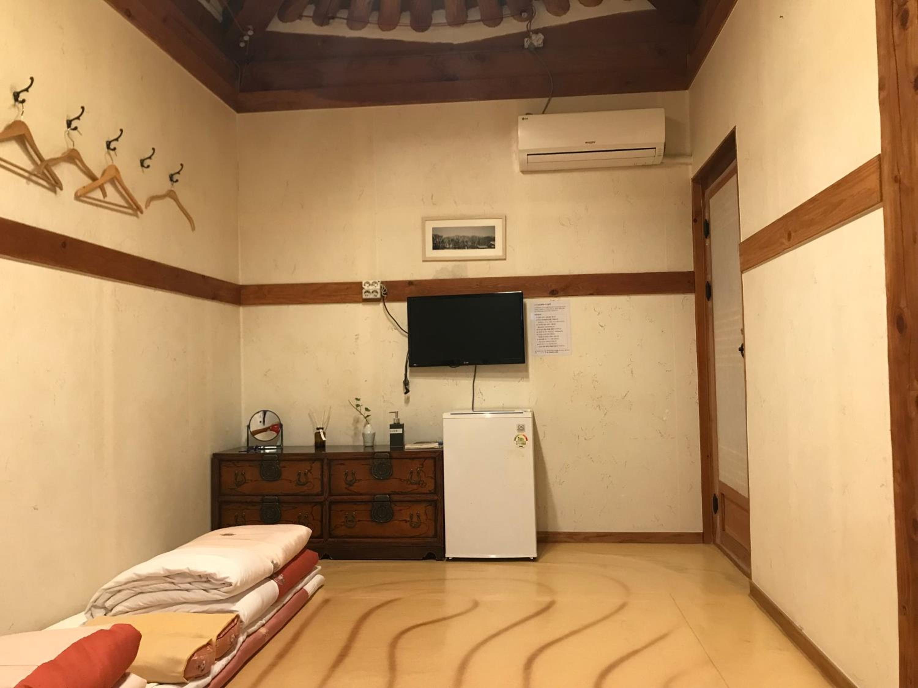 Korean Style Family Room with Private Bathroom  photo 1