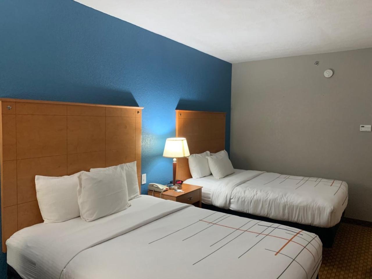 2 Queen Beds, Mobility/Hearing Access Room, Bathtub w/ Grab Bars, Non-Smoking - Photo 2